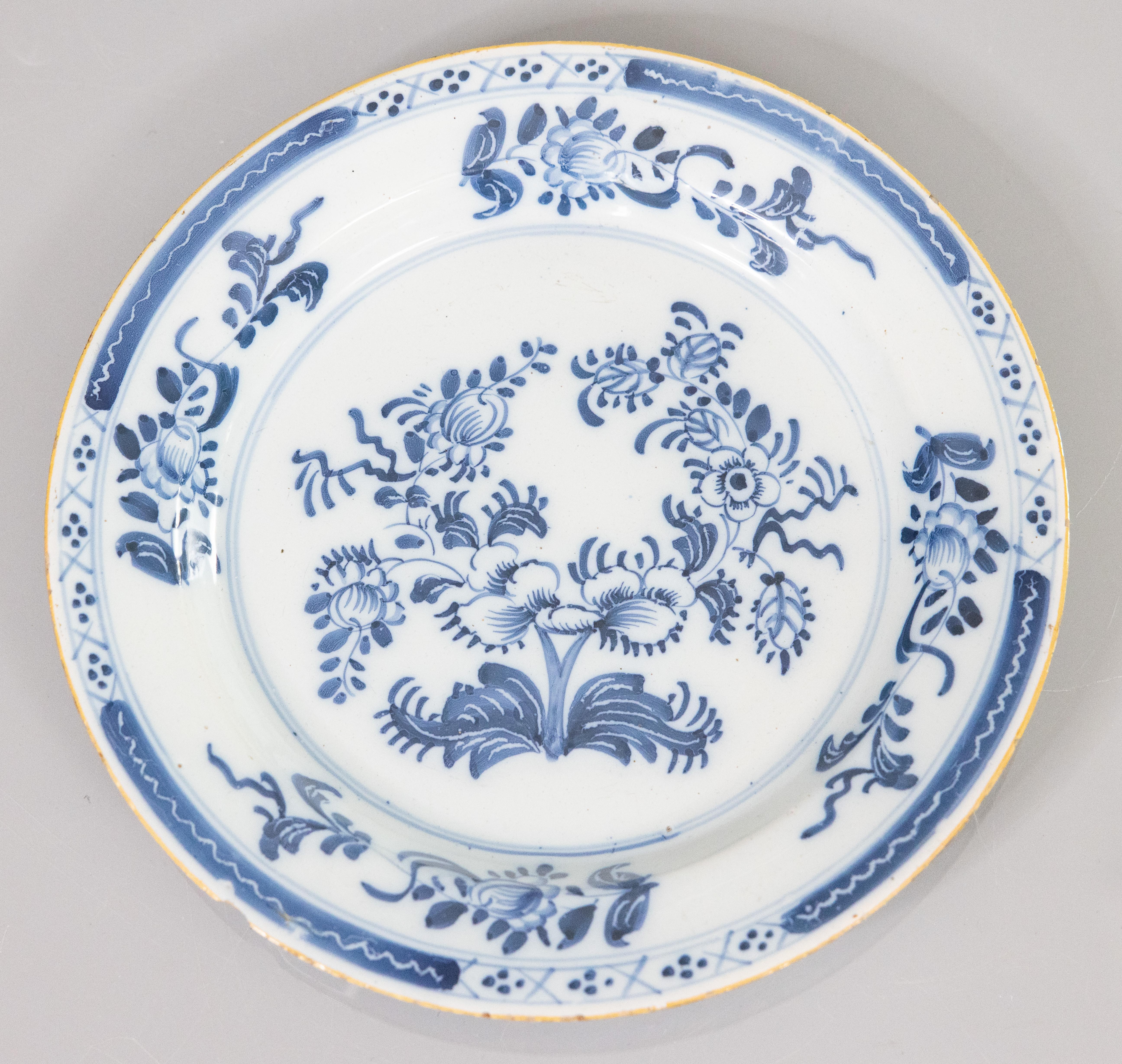 Pareja de platos florales de la Chinoiserie holandesa de Delft del siglo XVIII siglo XVIII y antes en venta