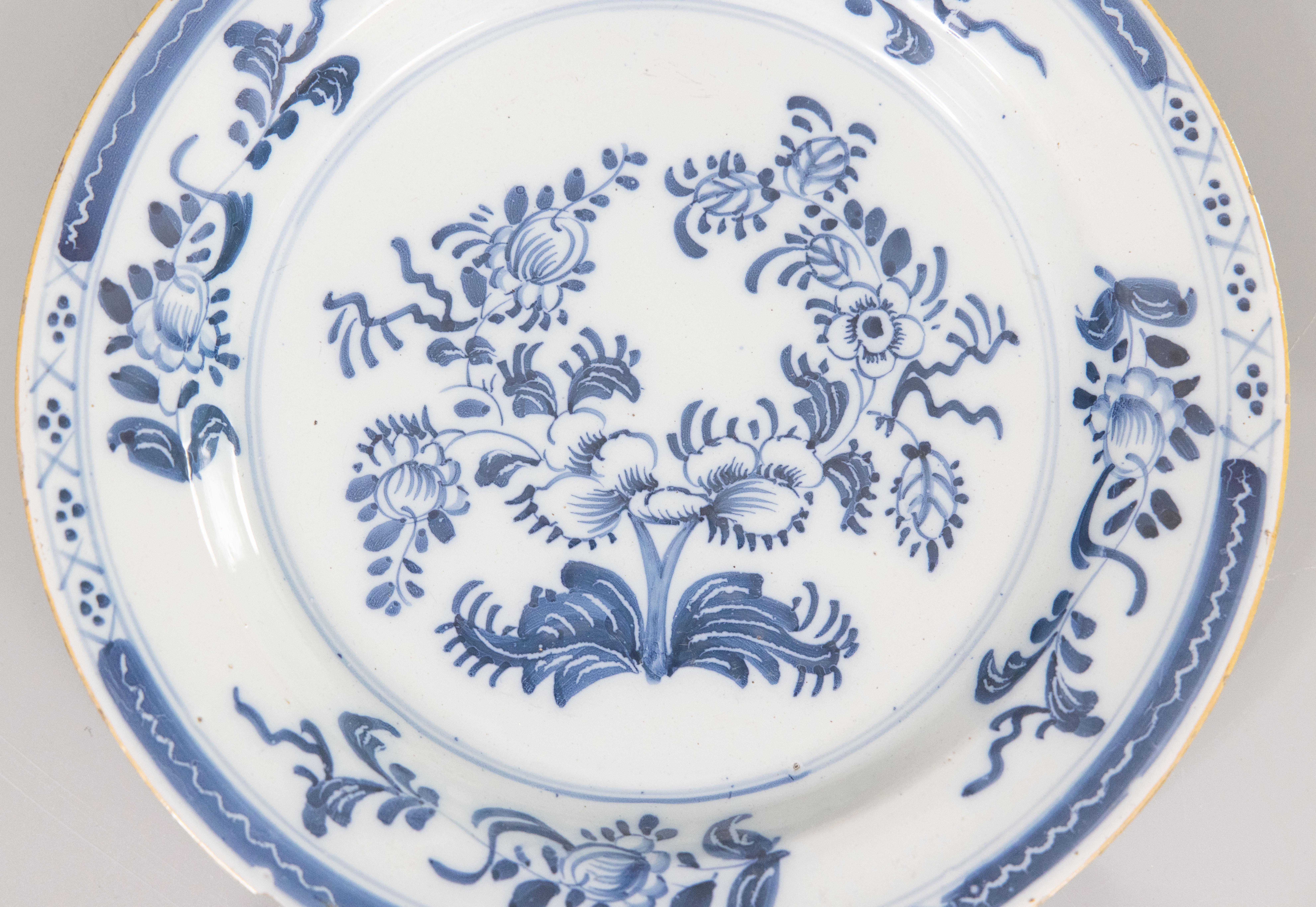 Pareja de platos florales de la Chinoiserie holandesa de Delft del siglo XVIII Cerámica de Delft en venta