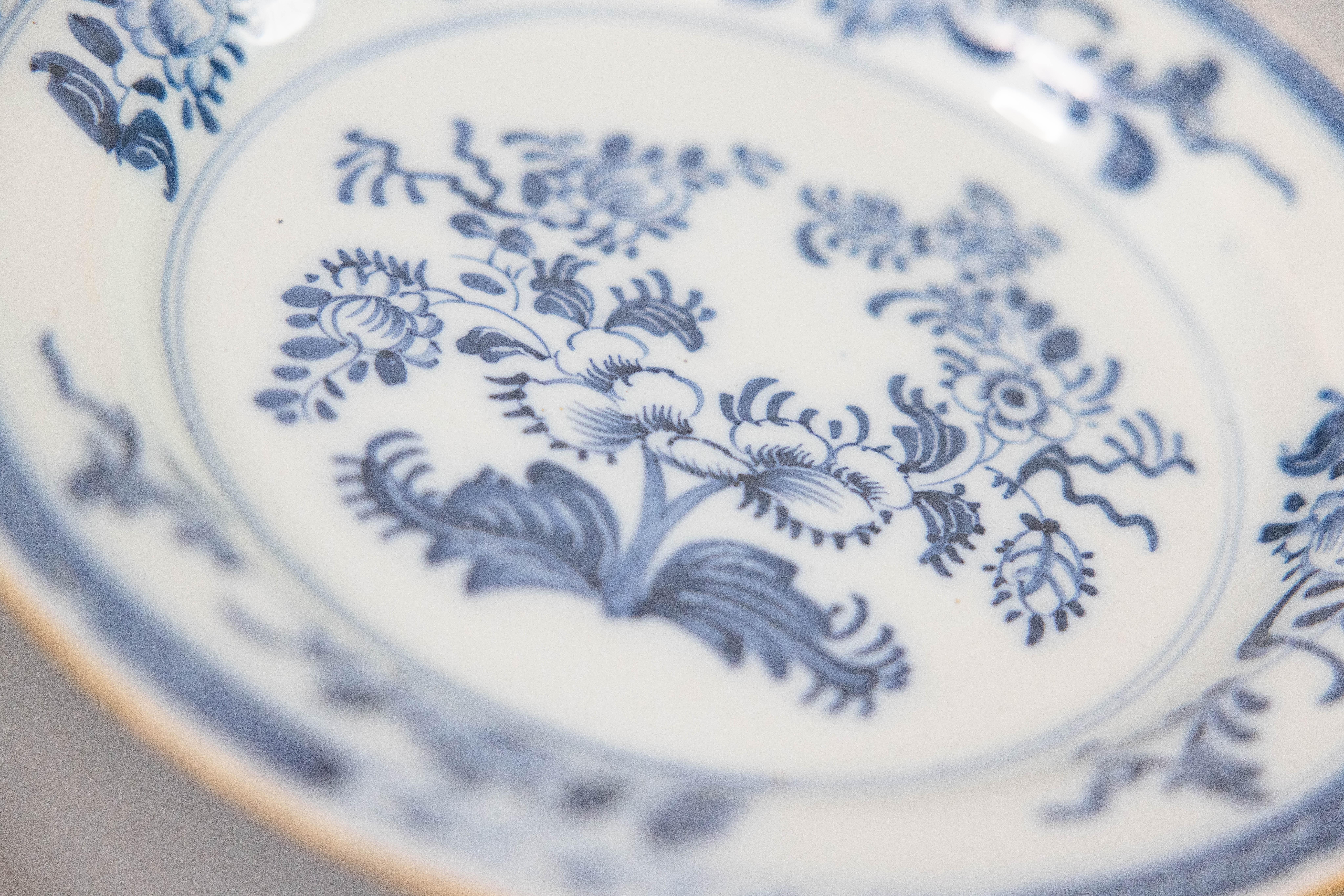 Pareja de platos florales de la Chinoiserie holandesa de Delft del siglo XVIII en venta 2