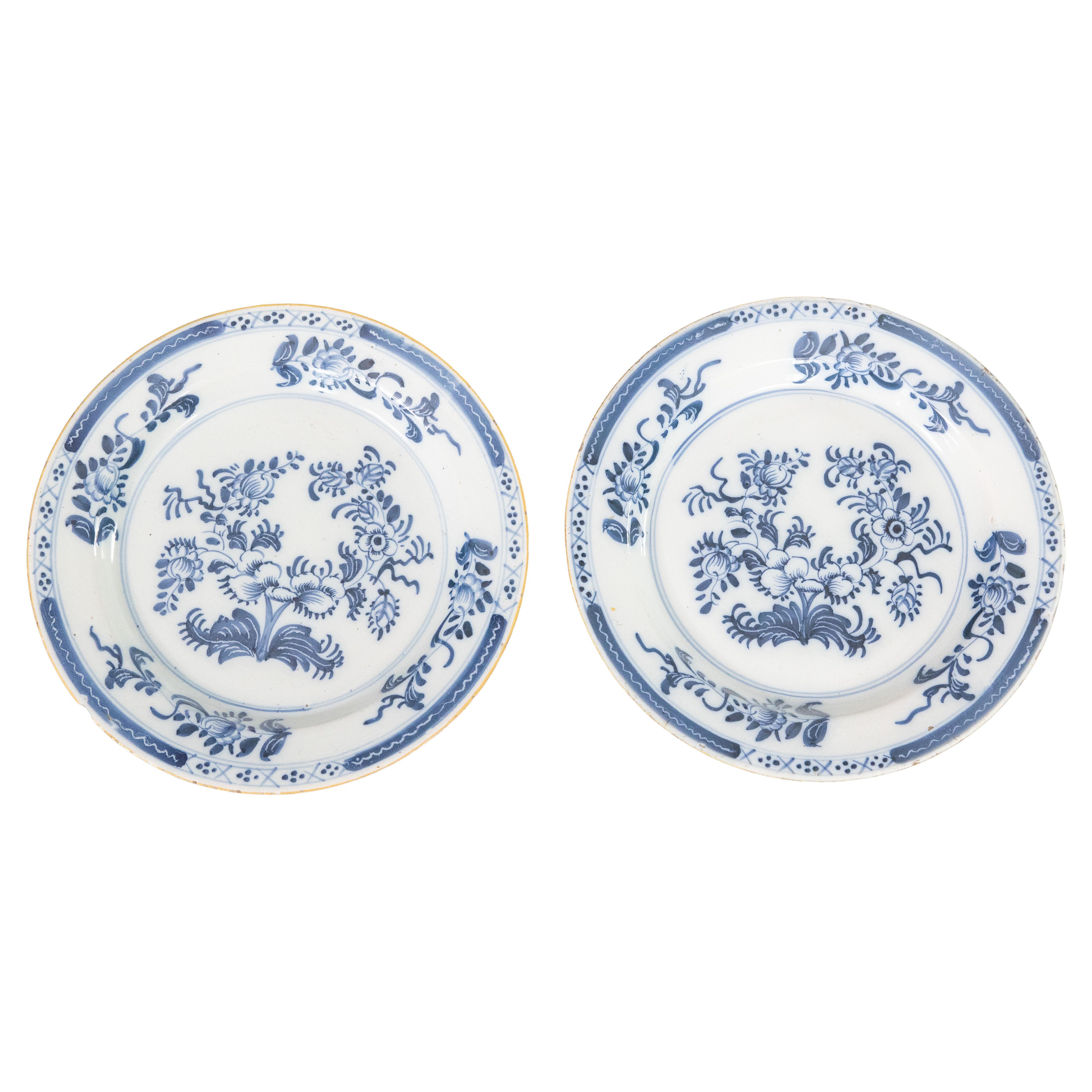 Pareja de platos florales de la Chinoiserie holandesa de Delft del siglo XVIII