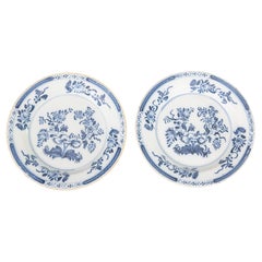 Pareja de platos florales de la Chinoiserie holandesa de Delft del siglo XVIII