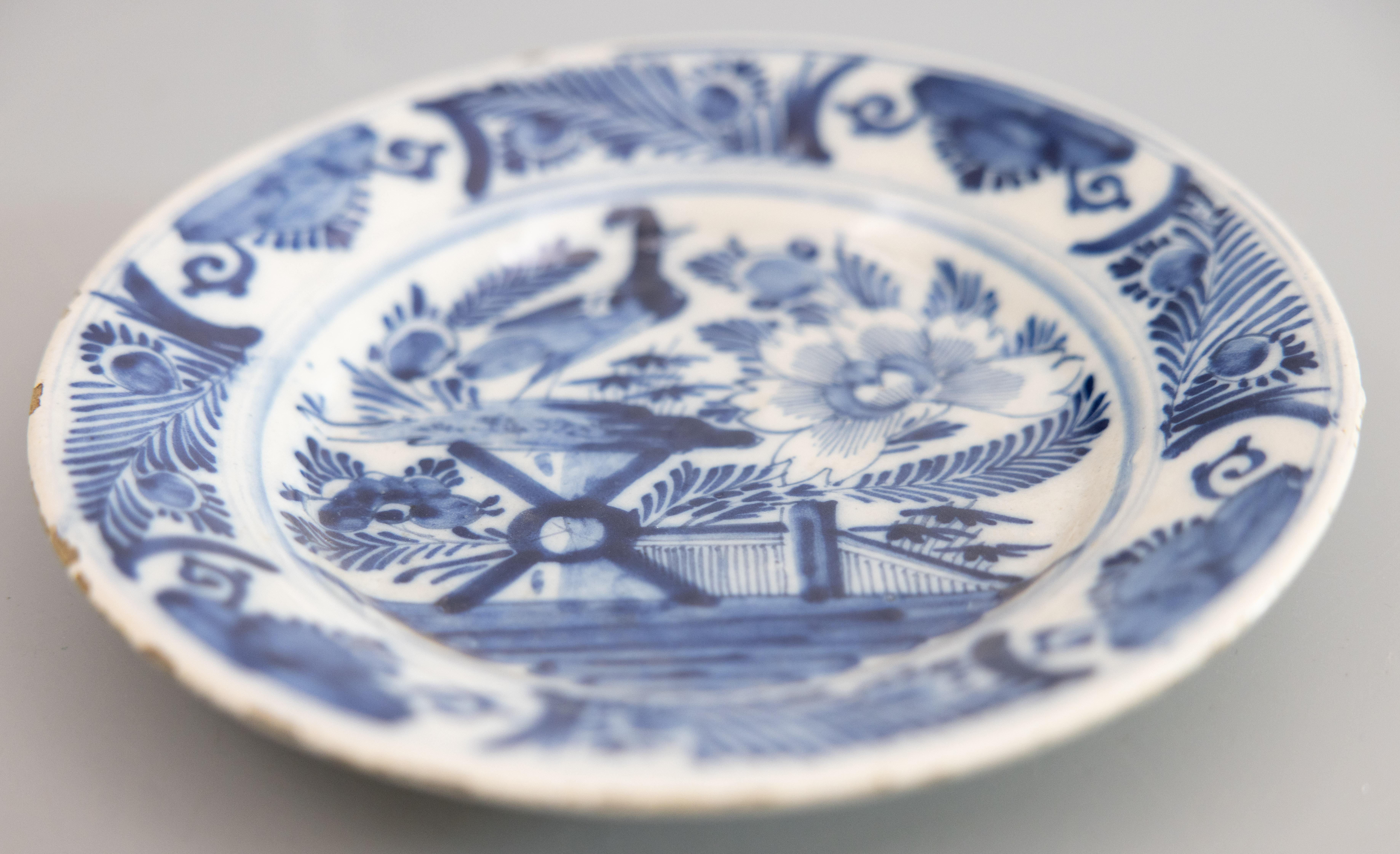 Pareja de platos con pájaros florales de la Chinoiserie holandesa de loza de Delft del siglo XVIII Pintado a mano en venta