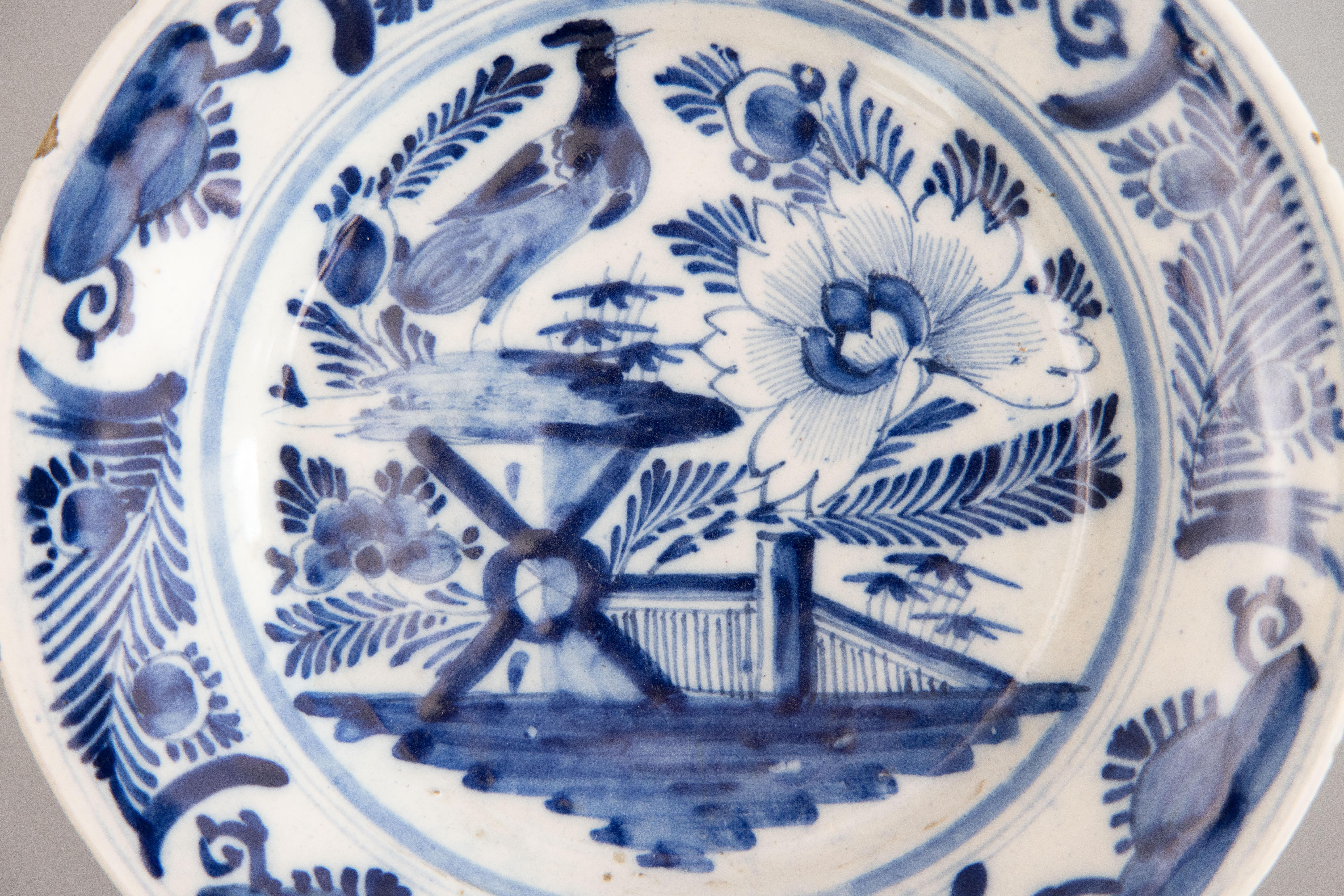 Pareja de platos con pájaros florales de la Chinoiserie holandesa de loza de Delft del siglo XVIII en venta 1