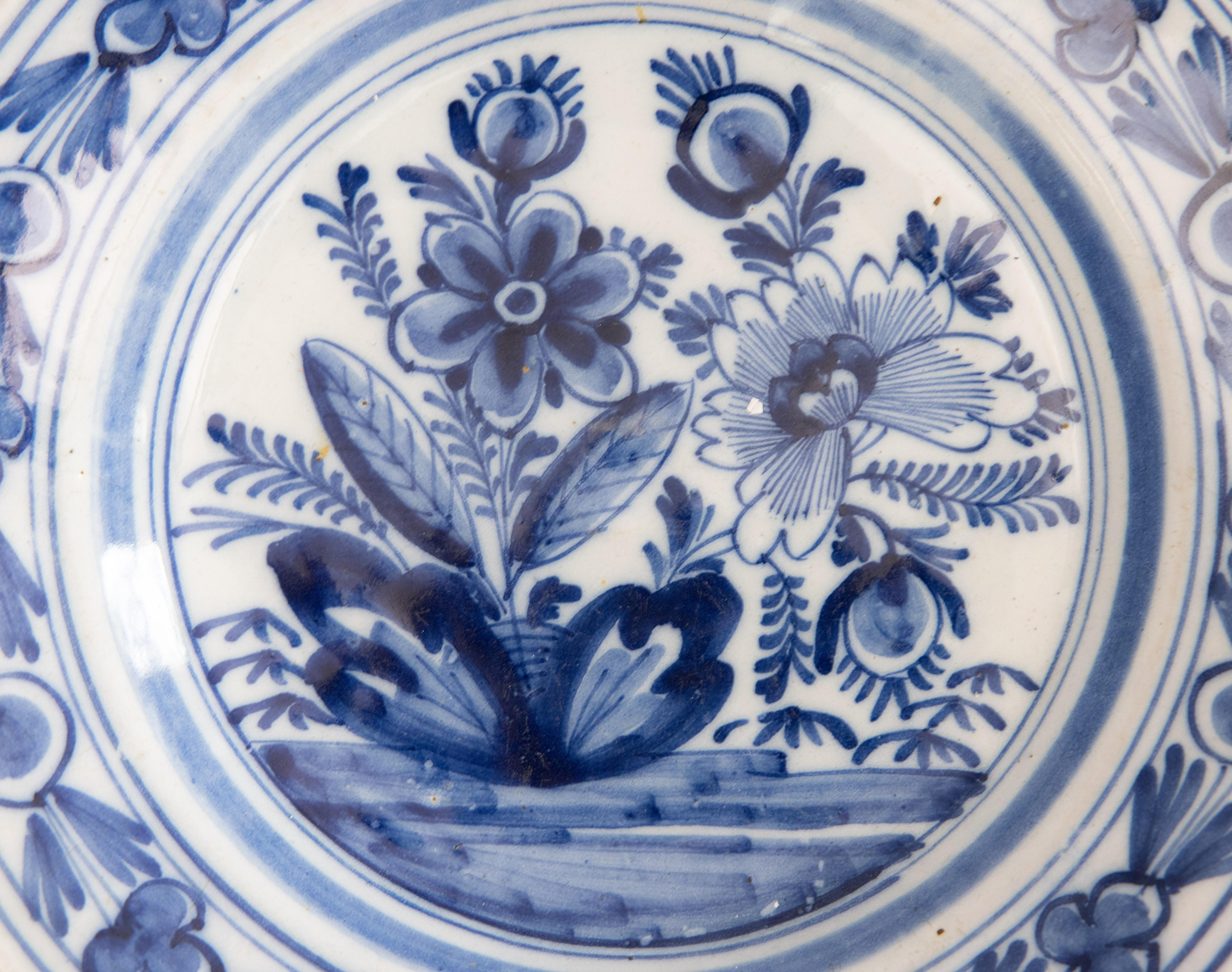 Pair of 18th Century Dutch Delft Faience Floral Plates In Good Condition For Sale In Pearland, TX