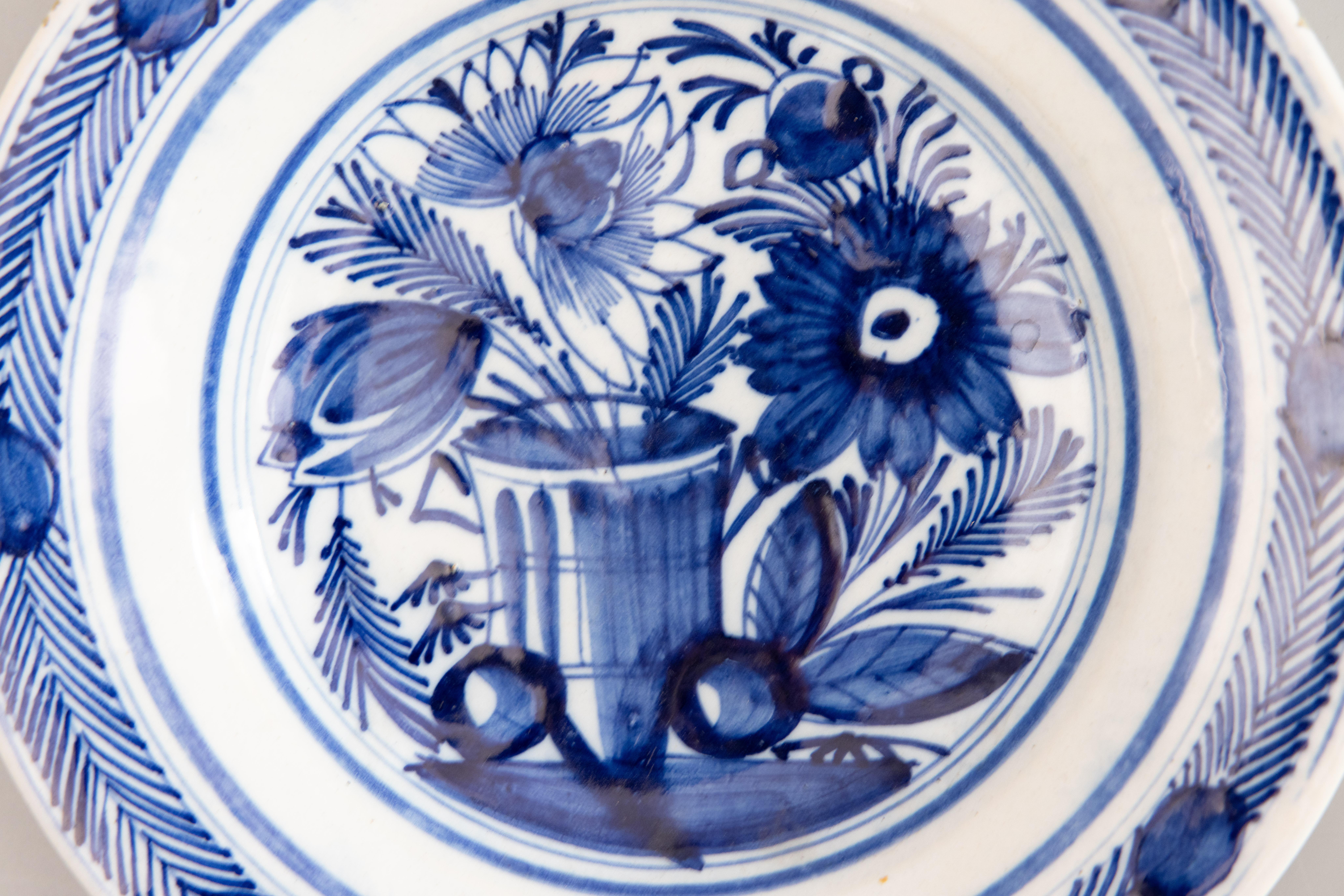 Pair of 18th Century Dutch Delft Faience Floral Plates In Good Condition For Sale In Pearland, TX