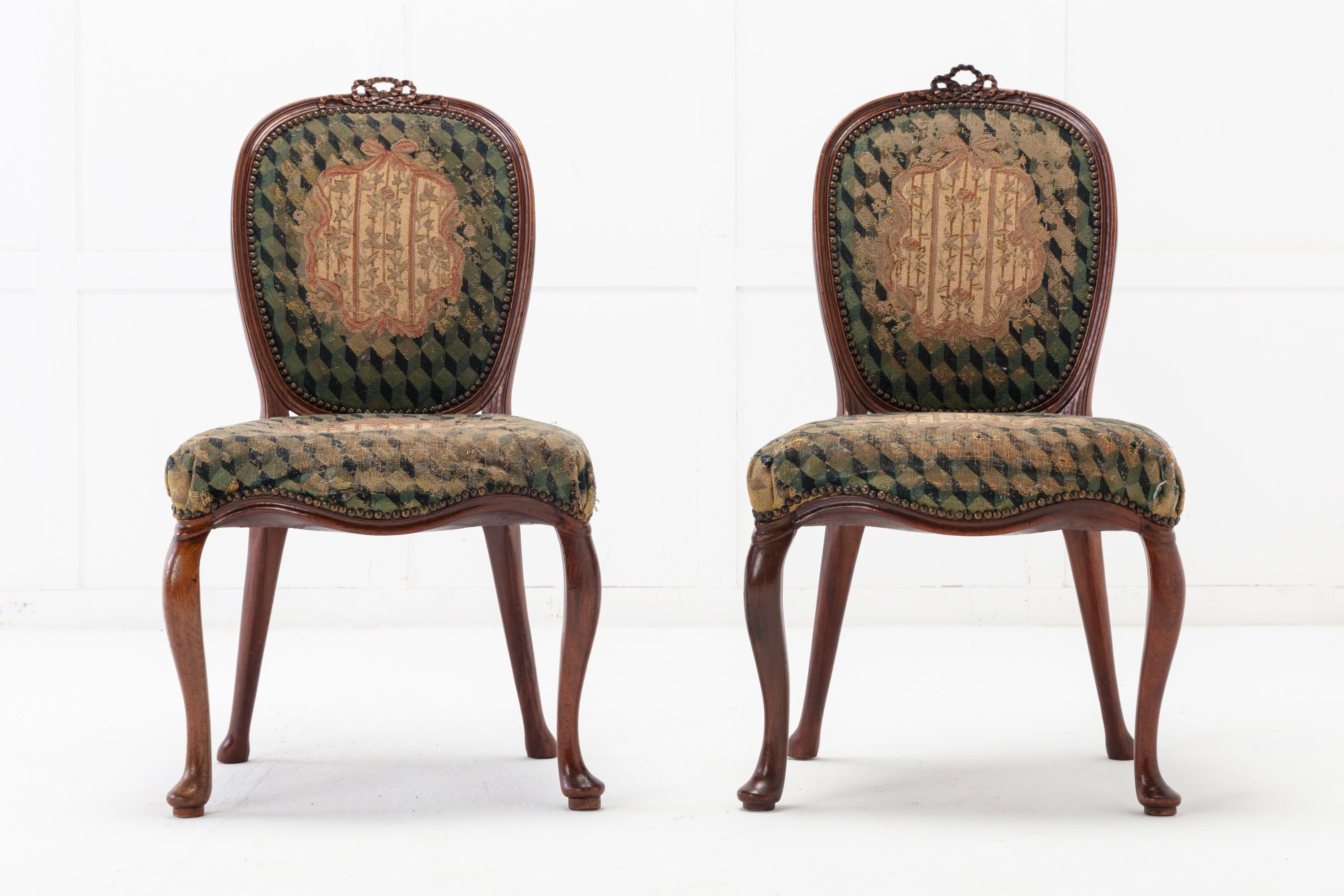 Ein sehr attraktives Paar niederländischer Mahagoni-Beistellstühle aus dem 18. Mit einer eleganten und formschönen Form mit einem zarten geschnitzten Bandknoten auf der Oberseite. Sie behalten ihre ursprüngliche, wunderschön verblichene und