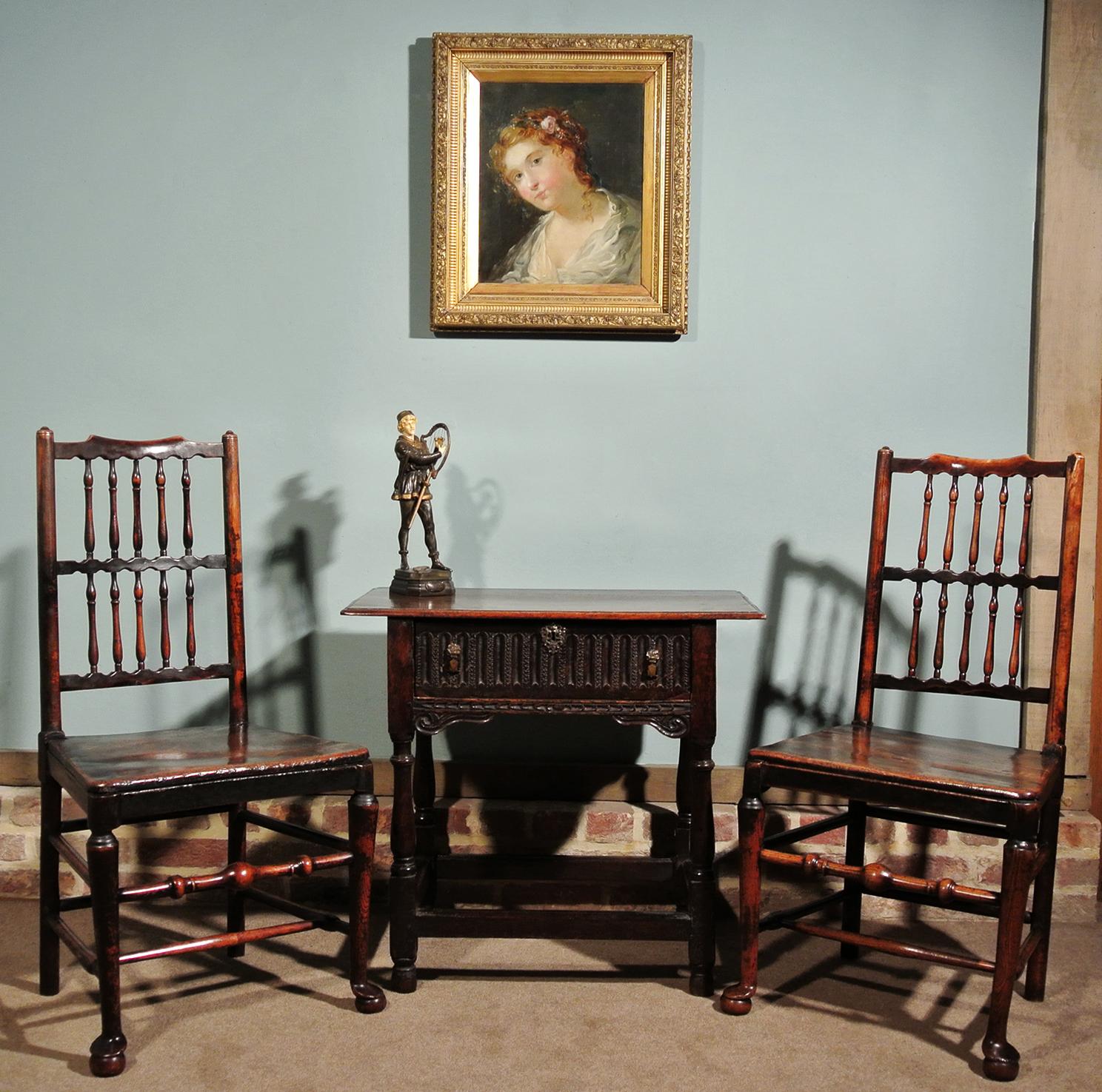 Pair of 18th Century Elm Spindle Back Chairs (18. Jahrhundert und früher)