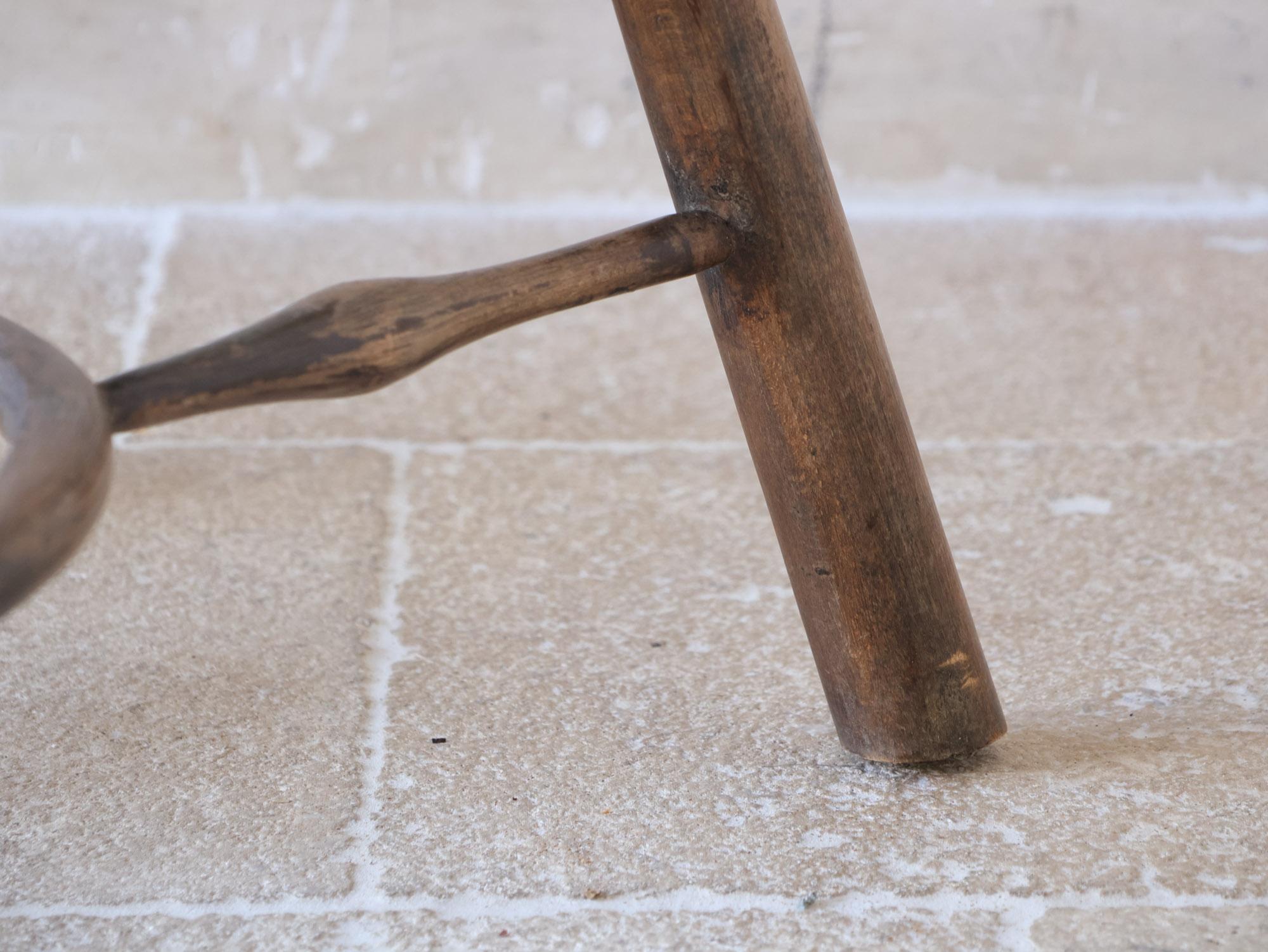 Coppia di poltrone Windsor in olmo del XVIII secolo con gambe cabriole in vendita 5
