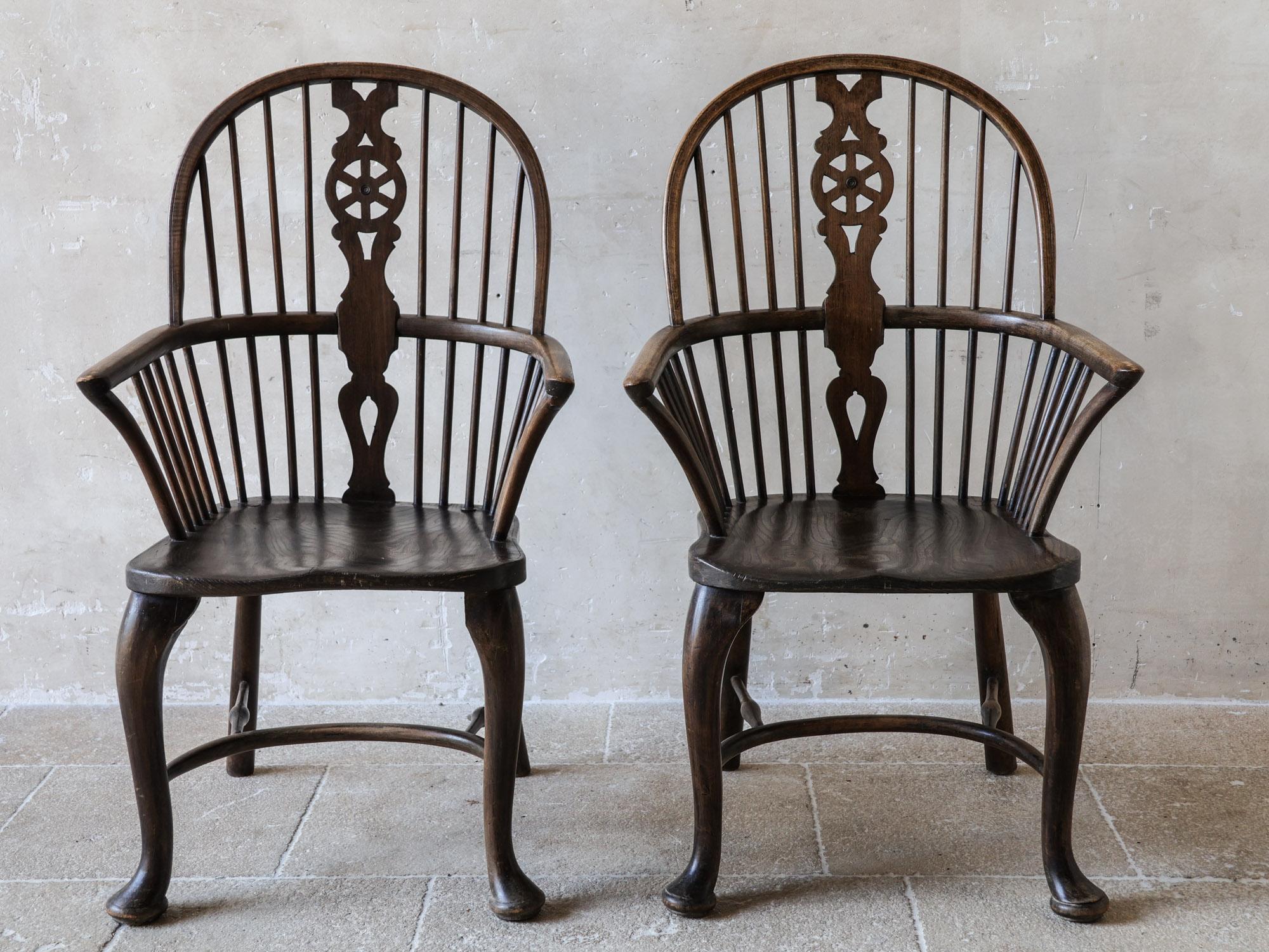 Inglese Coppia di poltrone Windsor in olmo del XVIII secolo con gambe cabriole in vendita