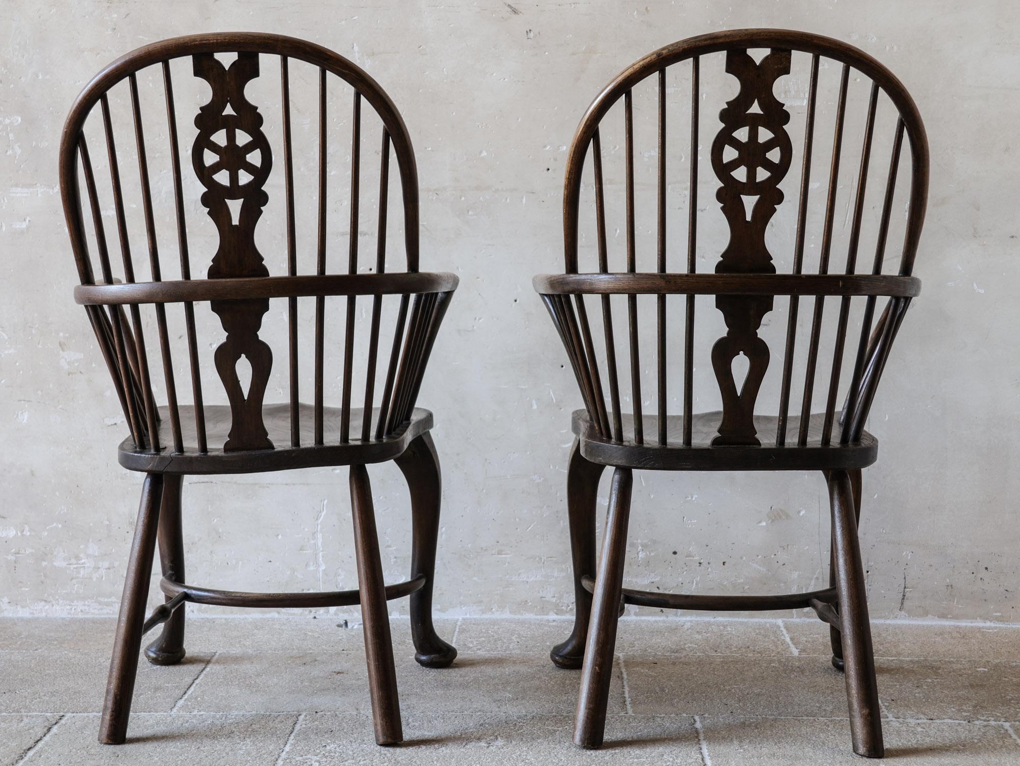 Fino al XVIII secolo Coppia di poltrone Windsor in olmo del XVIII secolo con gambe cabriole in vendita