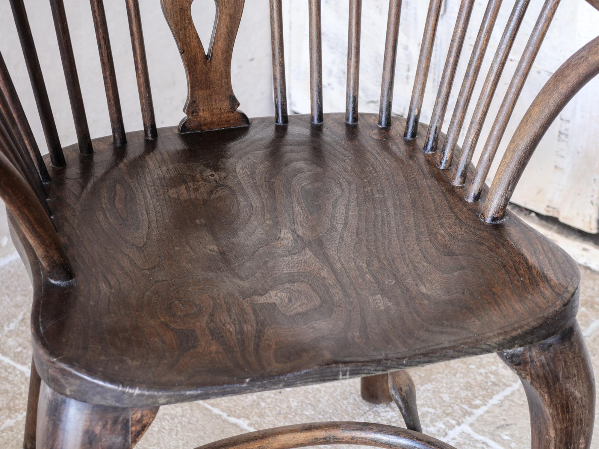 Coppia di poltrone Windsor in olmo del XVIII secolo con gambe cabriole in vendita 1
