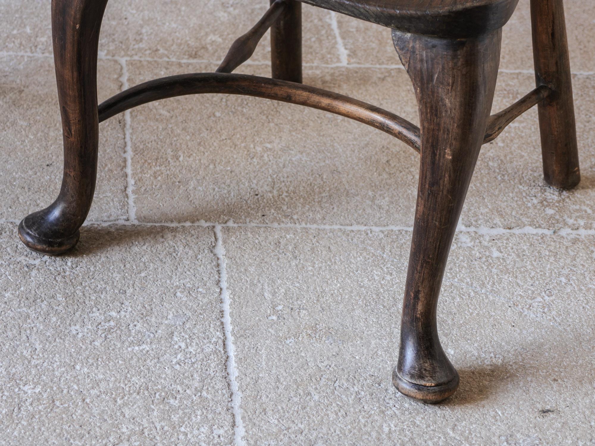 Coppia di poltrone Windsor in olmo del XVIII secolo con gambe cabriole in vendita 2