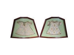 Paar gestickte Gewänder des Christkinds aus dem 18. Jahrhundert, gerahmt