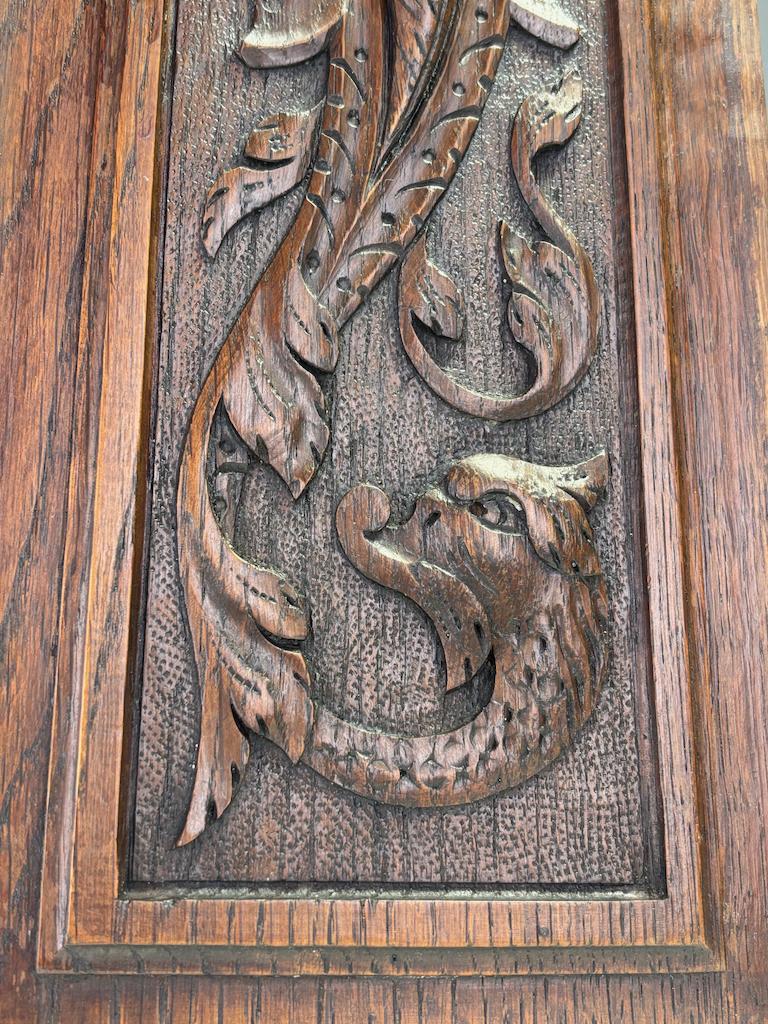 Paar englische geschnitzte Eichenpaneele aus dem 18. Jahrhundert mit mystischen Delphinen im Angebot 4