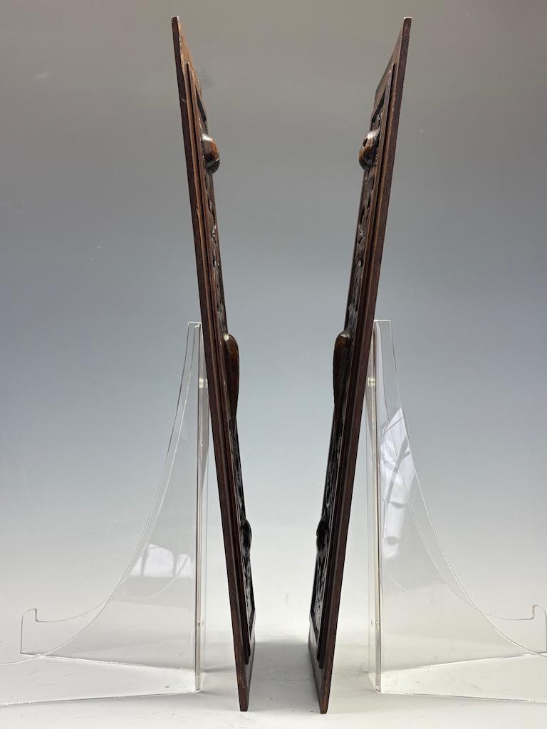 Paar englische geschnitzte Eichenpaneele aus dem 18. Jahrhundert mit mystischen Delphinen im Zustand „Gut“ im Angebot in Lincoln, GB