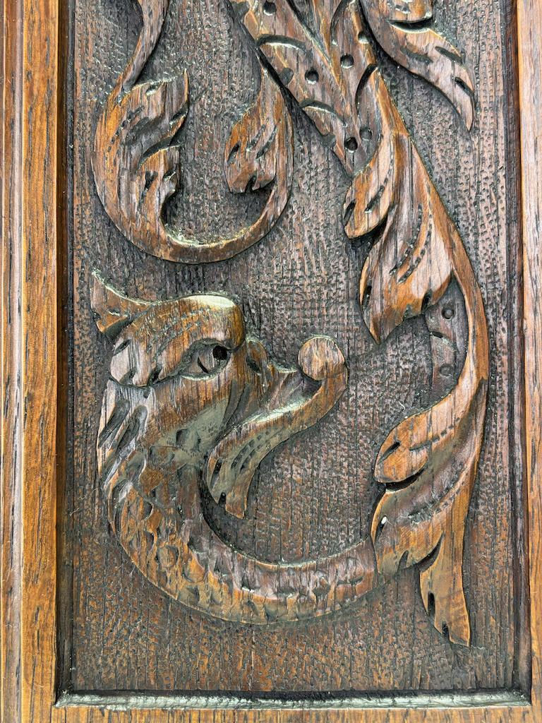 Paar englische geschnitzte Eichenpaneele aus dem 18. Jahrhundert mit mystischen Delphinen (Eichenholz) im Angebot