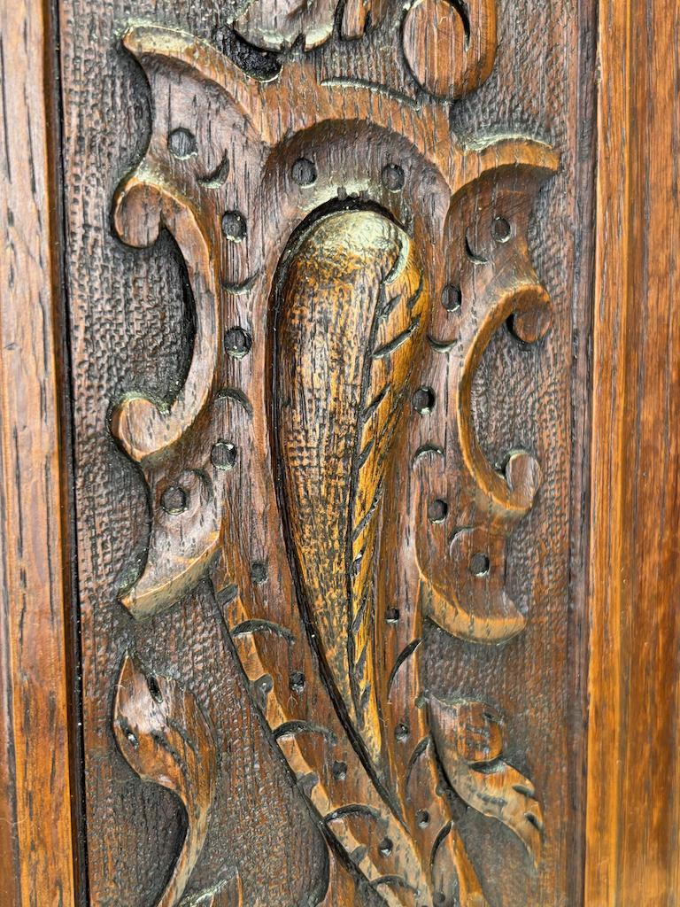 Paar englische geschnitzte Eichenpaneele aus dem 18. Jahrhundert mit mystischen Delphinen im Angebot 1