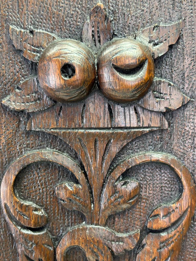 Paar englische geschnitzte Eichenpaneele aus dem 18. Jahrhundert mit mystischen Delphinen im Angebot 2