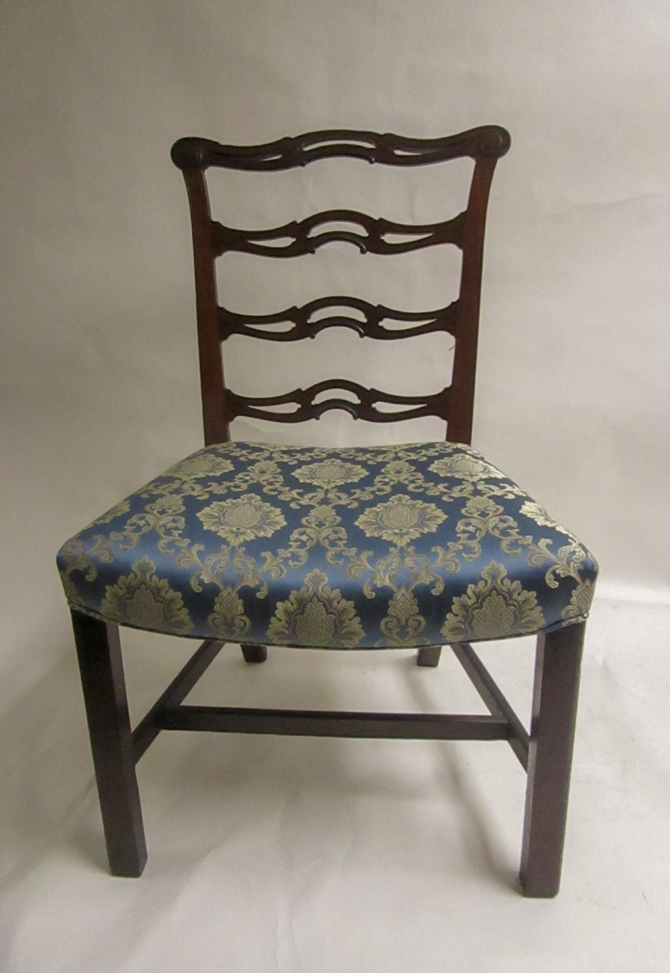Paire de chaises d'appoint Chippendale anglaises du XVIIIe siècle du XVIIIe siècle en vente 5