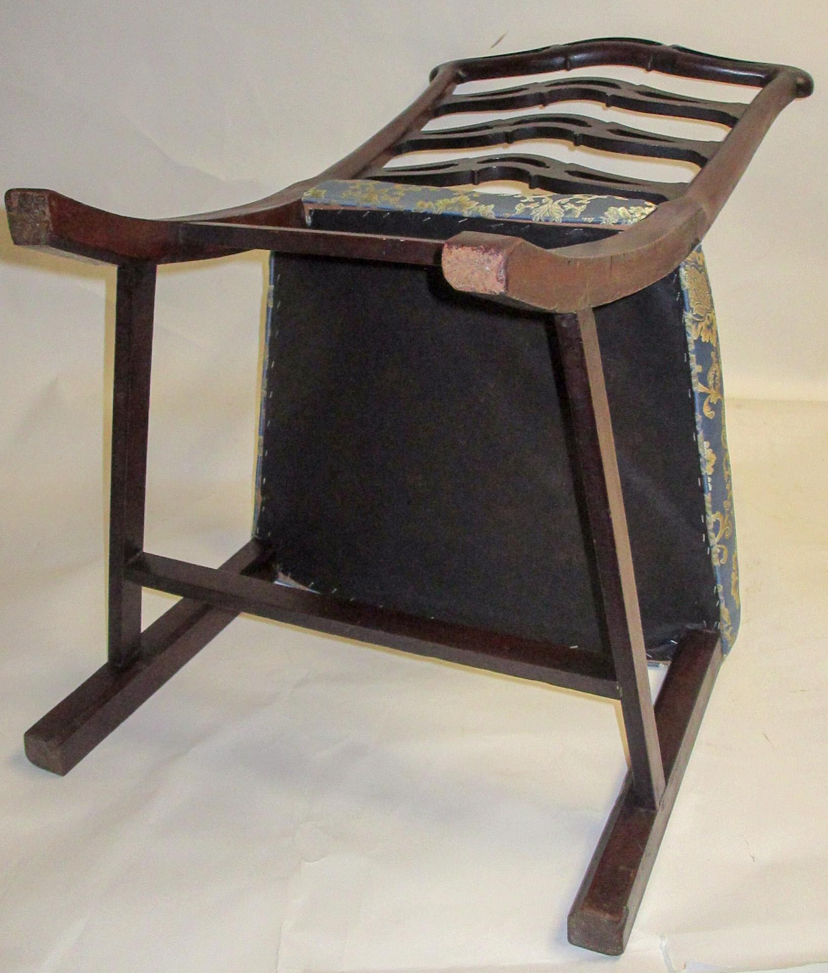 Paar englische Chippendale-Beistellstühle aus dem 18. Jahrhundert im Angebot 2