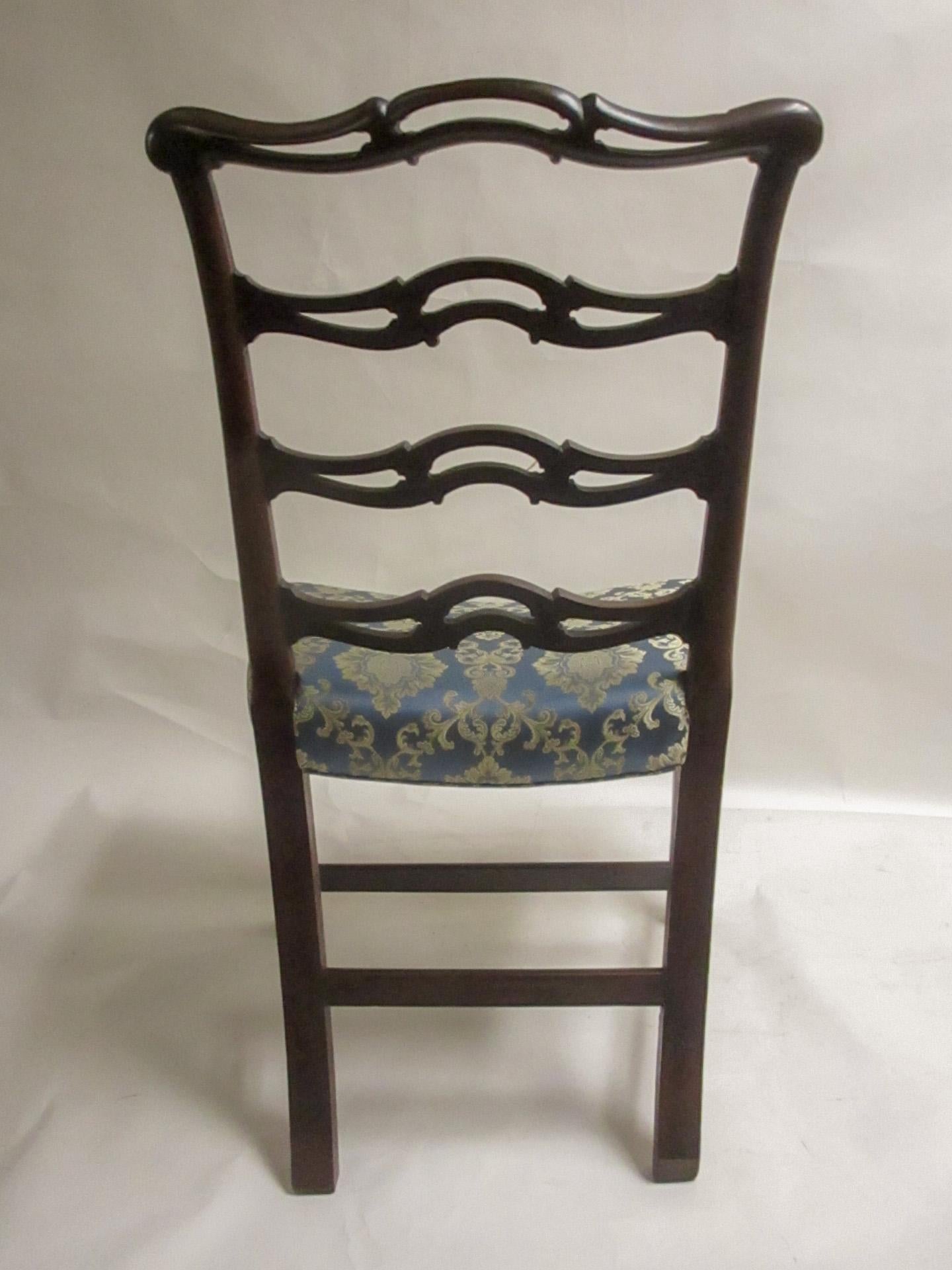 Paar englische Chippendale-Beistellstühle aus dem 18. Jahrhundert (Englisch) im Angebot