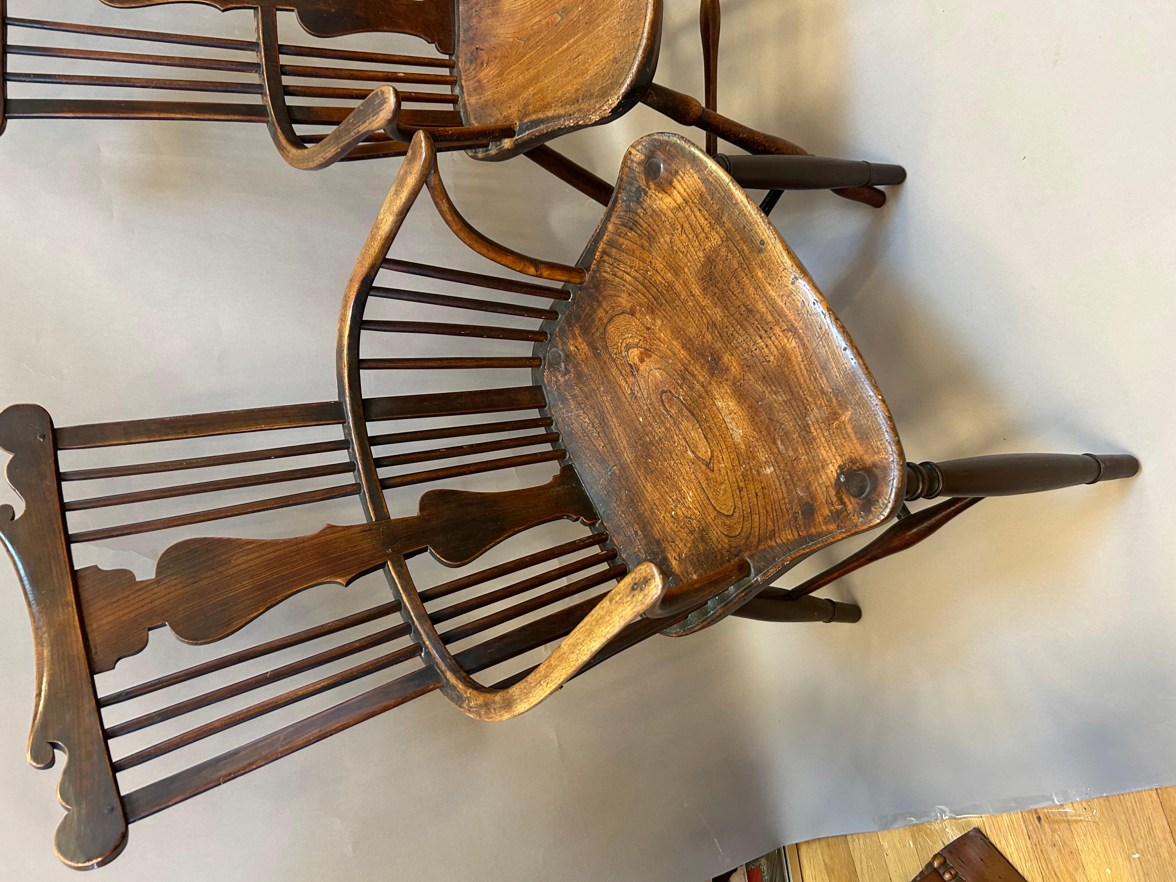 George II Paire de fauteuils Windsor à dossier en peigne du XVIIIe siècle. en vente