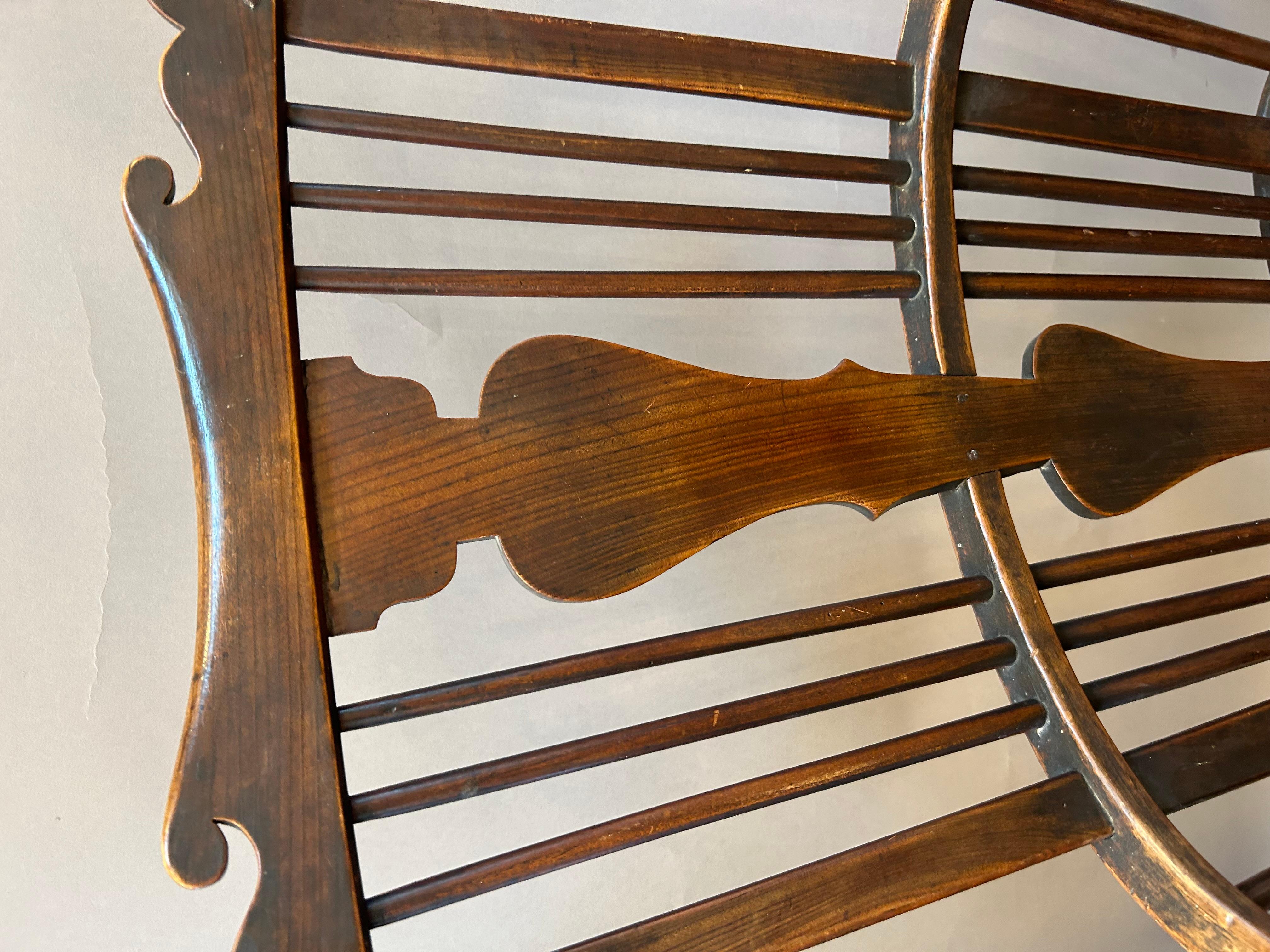 Britannique Paire de fauteuils Windsor à dossier en peigne du XVIIIe siècle. en vente