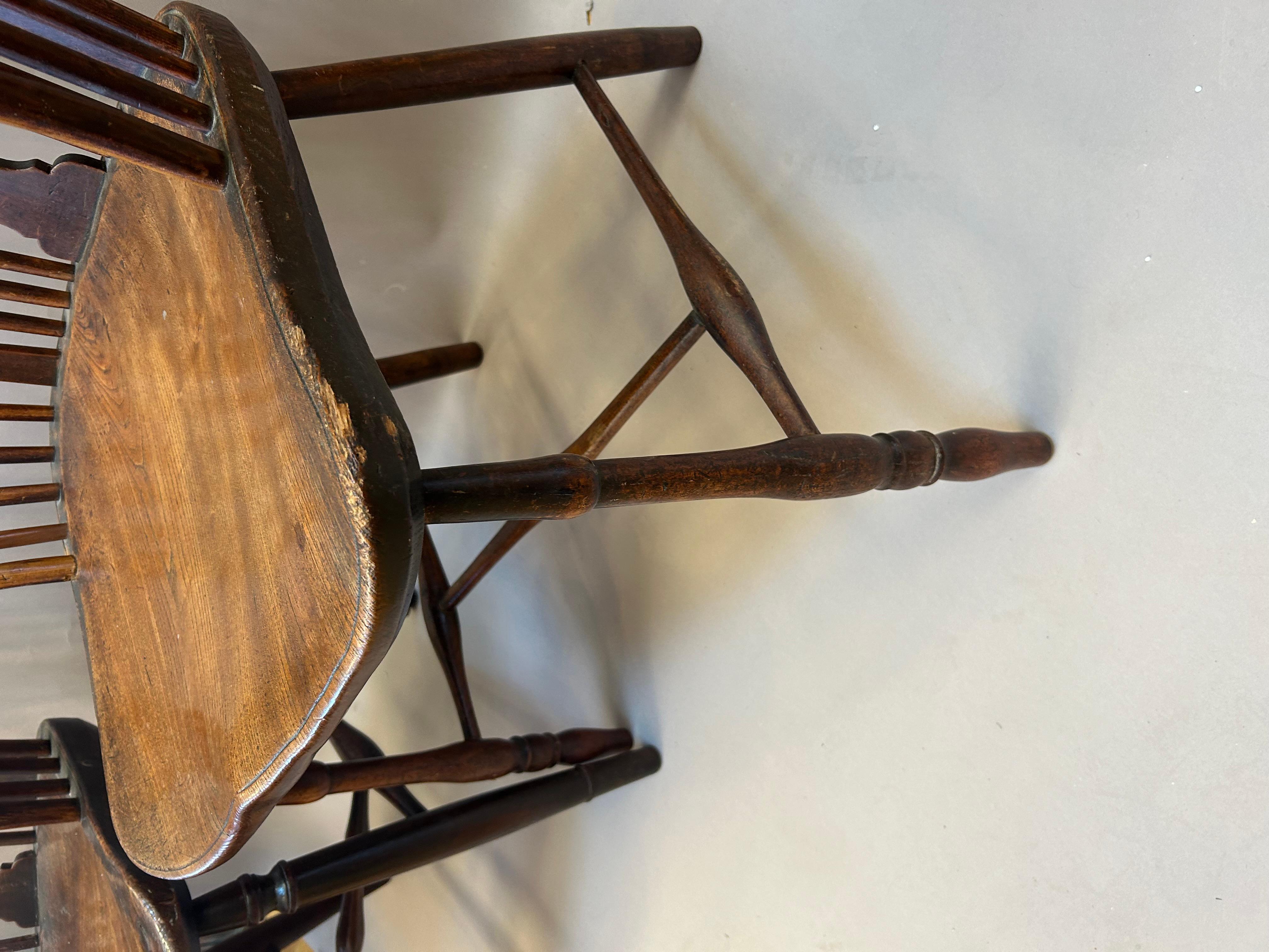 Pair of 18th Century English Comb Back Windsor Armchairs. In Excellent Condition For Sale In Middleburg, VA