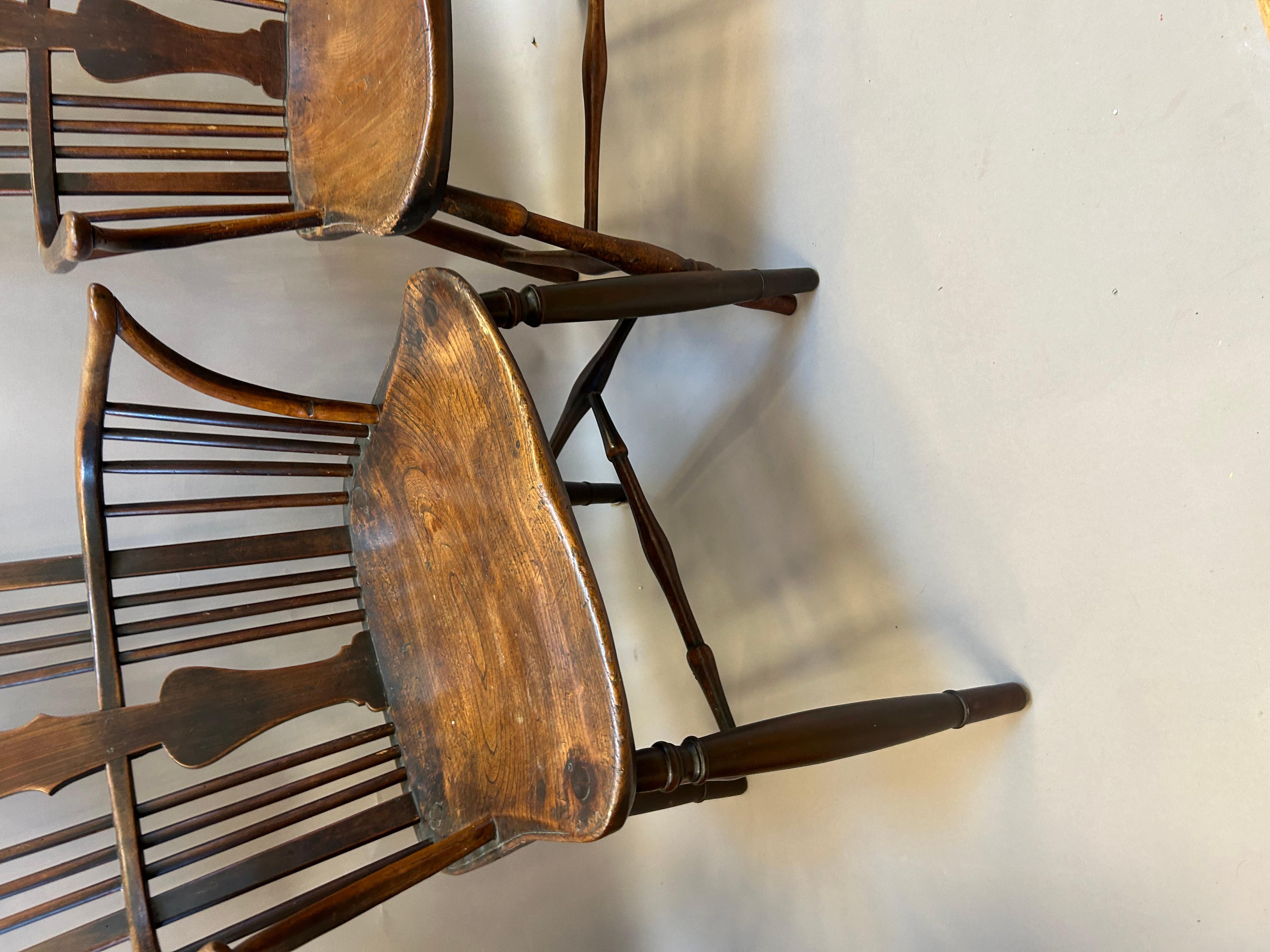 XVIIIe siècle et antérieur Paire de fauteuils Windsor à dossier en peigne du XVIIIe siècle. en vente