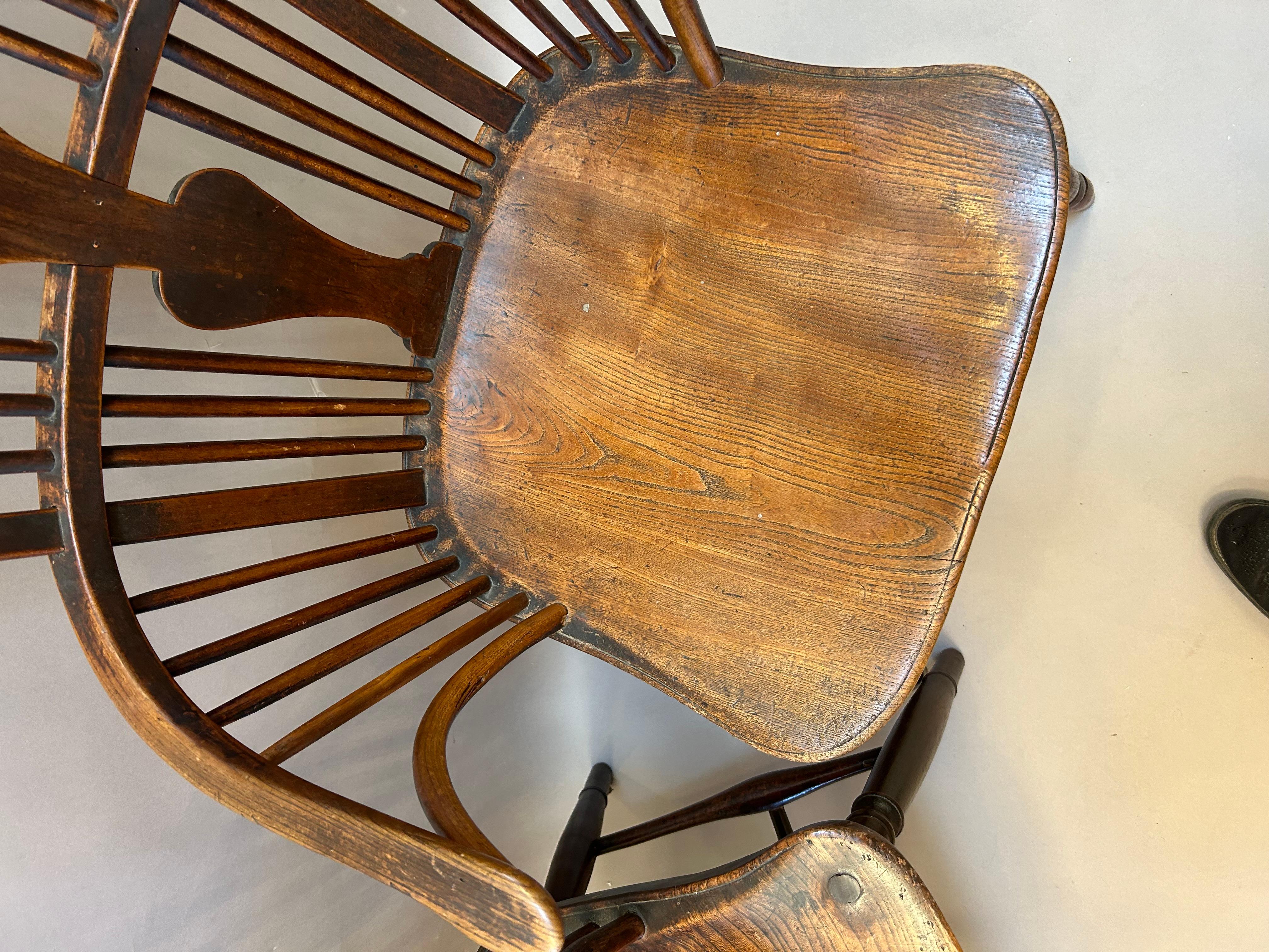 Paire de fauteuils Windsor à dossier en peigne du XVIIIe siècle. en vente 1