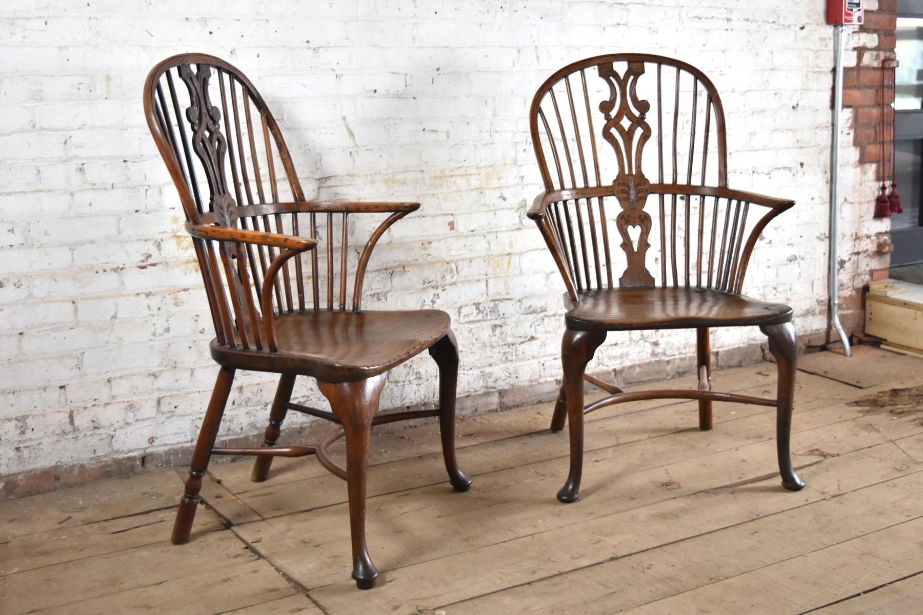 Rare pair of English 18th century Windsor armchairs from the Thames Valley Region, George III Period, with bow-backs having pierced and carved middle splats, cabriole front legs and turned back legs connected with turned stretchers, with a rich warm