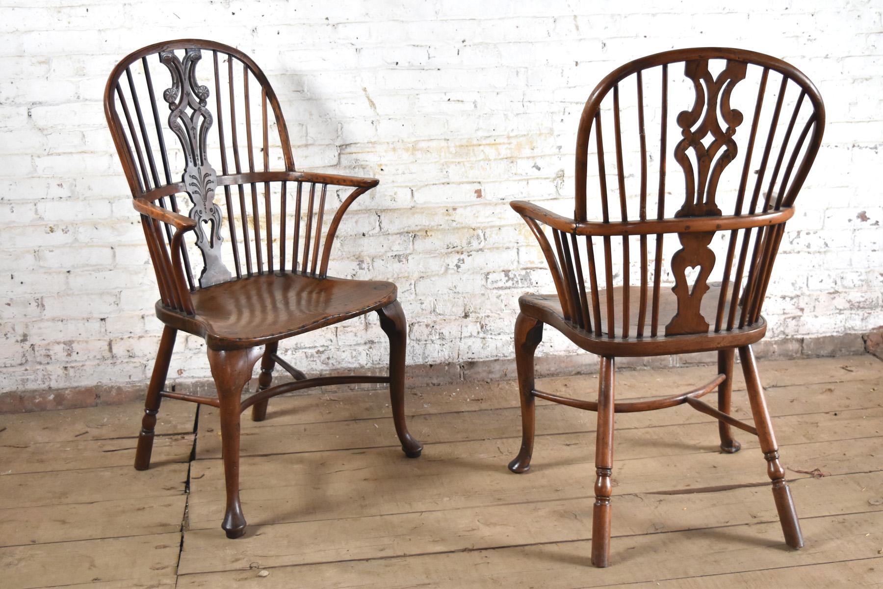Paar englische Windsor-Sessel aus Eibenholz mit Cabriole-Beinen aus dem 18. Jahrhundert, George III. (Englisch) im Angebot