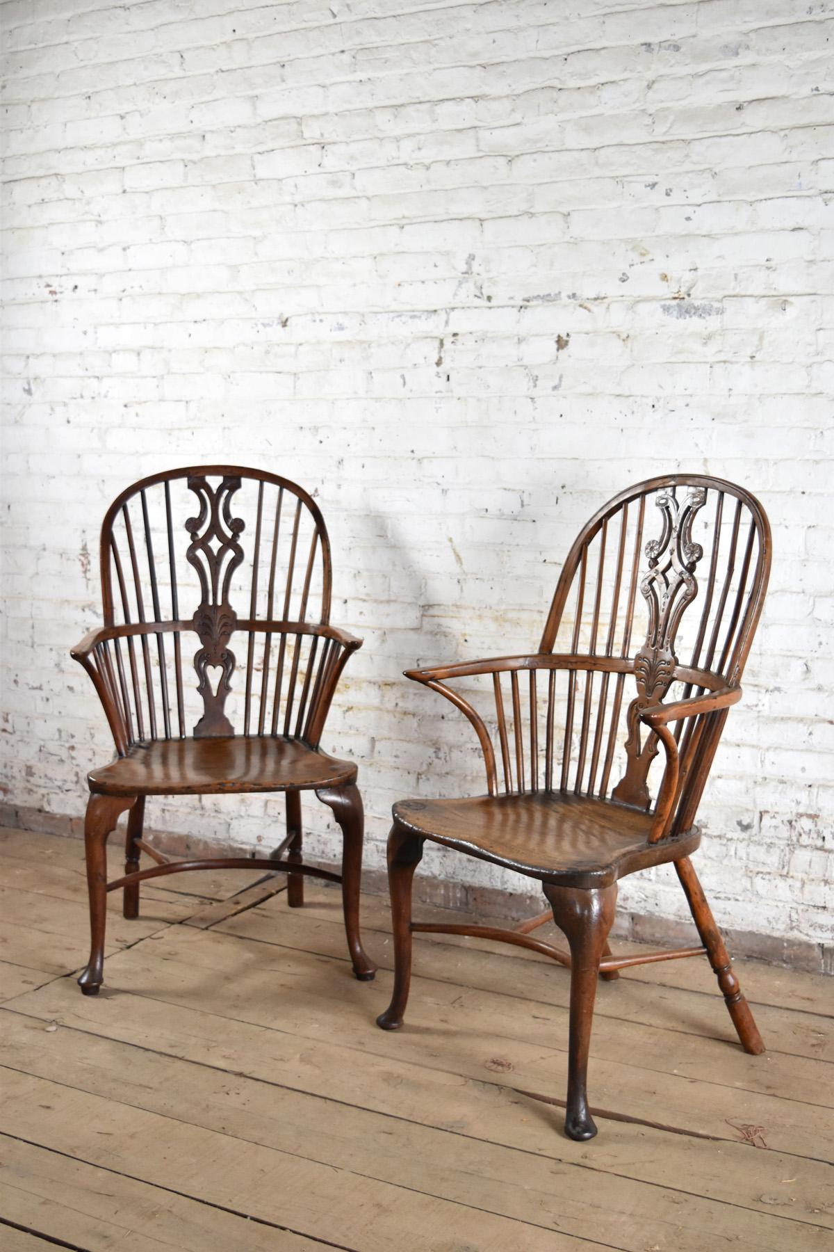 Paar englische Windsor-Sessel aus Eibenholz mit Cabriole-Beinen aus dem 18. Jahrhundert, George III. im Zustand „Gut“ im Angebot in Troy, NY