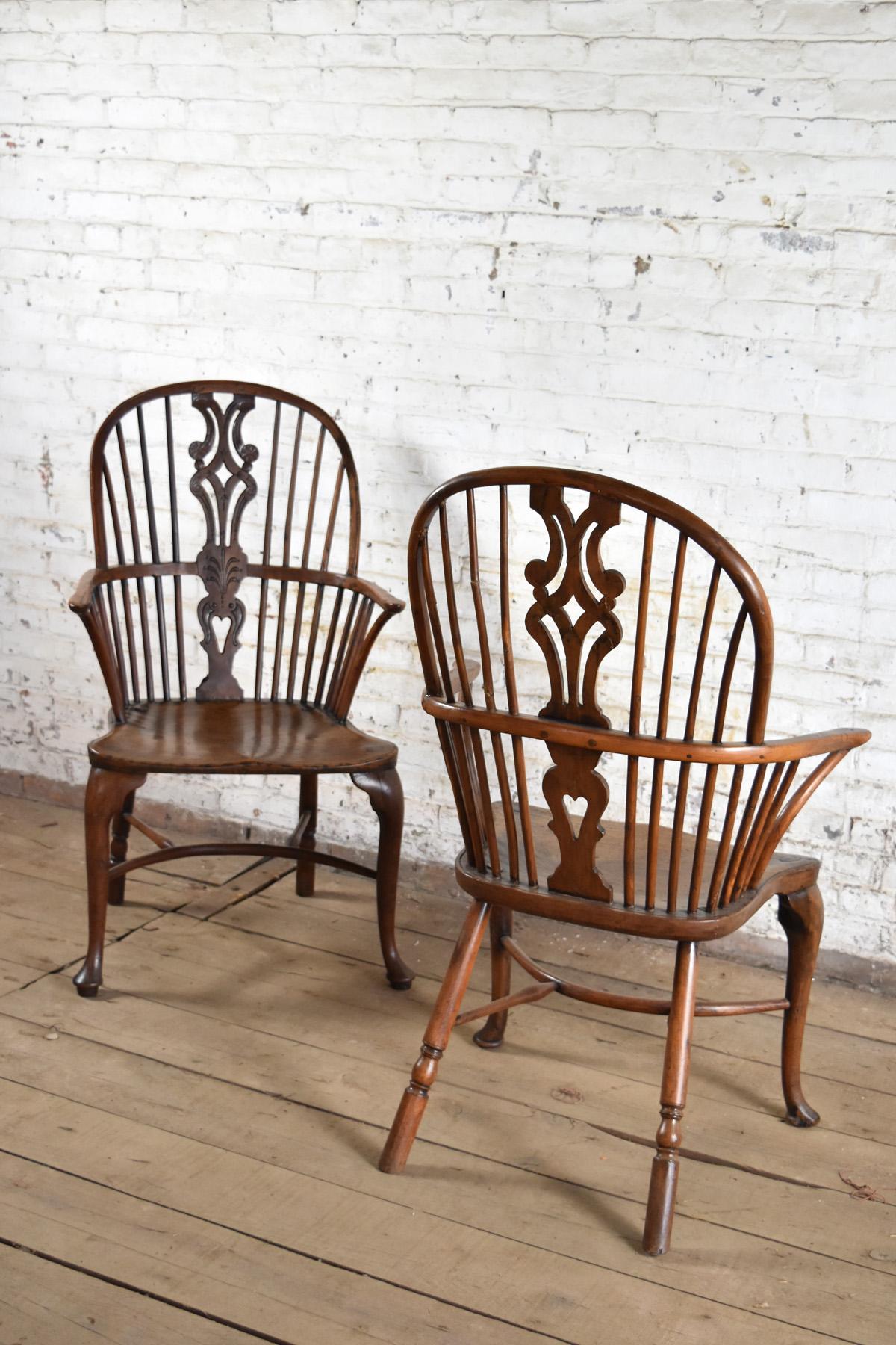 Pair of 18th Century English George III Yew Wood Cabriole Leg Windsor Armchairs In Good Condition For Sale In Troy, NY