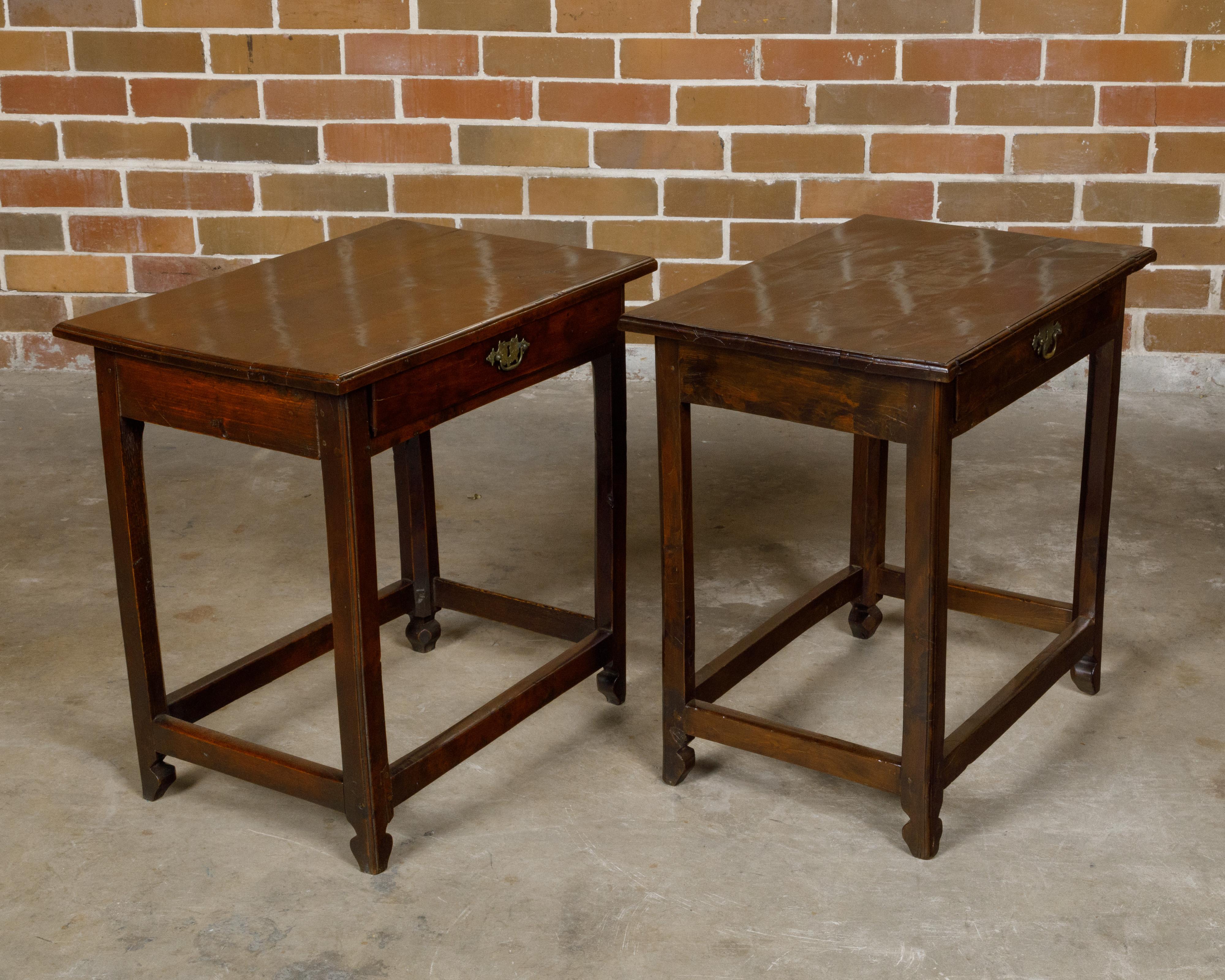 Ein Paar englische Eibenholztische aus der georgianischen Zeit des 18. Jahrhunderts mit einzelnen Schubladen und Messingbeschlägen. Dieses exquisite Paar Beistelltische aus Eibenholz, das in England während der eleganten georgianischen Periode des
