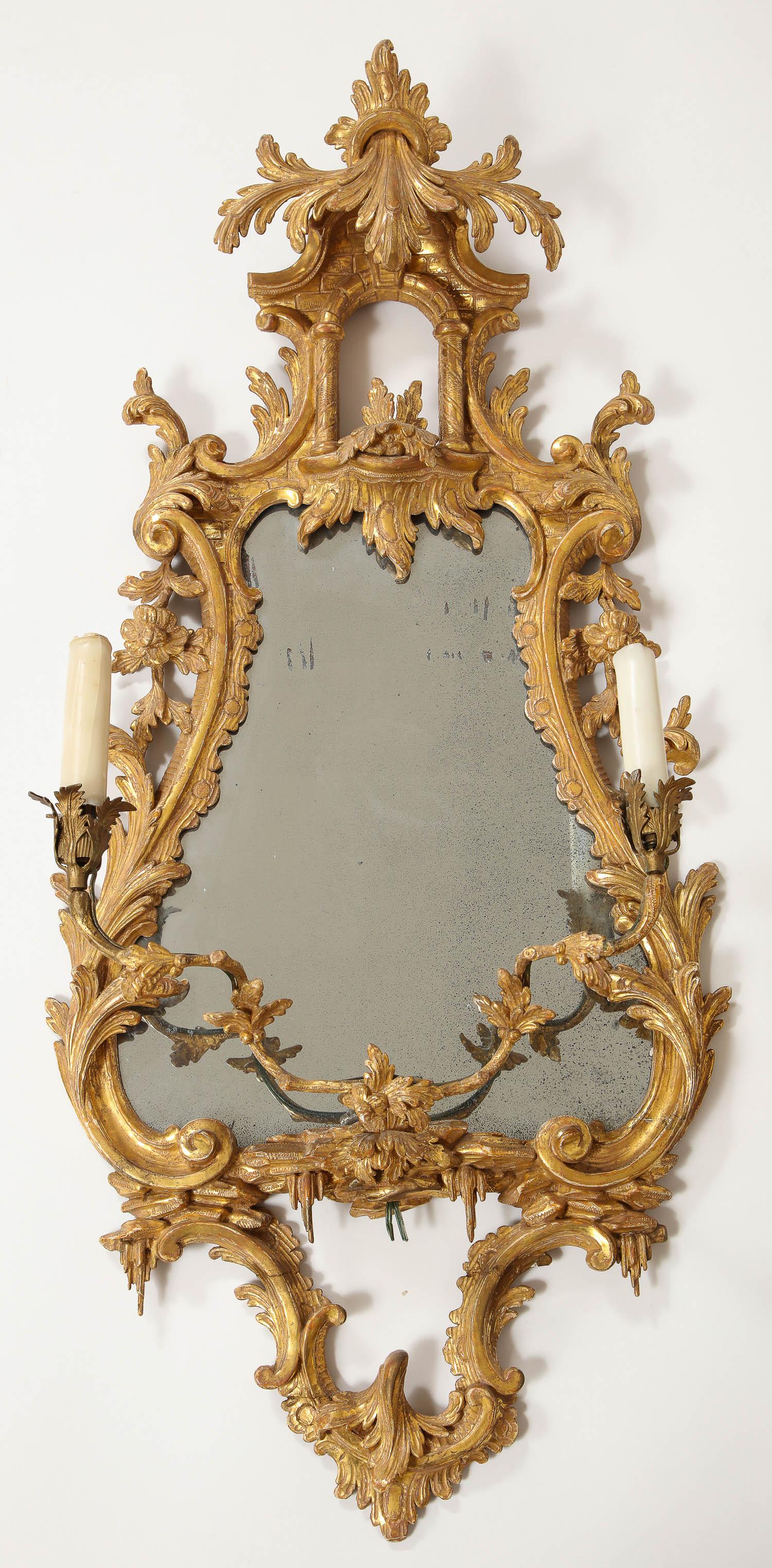 Paar englische Chinoiserie-Spiegel aus vergoldetem Holz mit Kerzenhaltern aus dem 18. Jahrhundert im Angebot 4