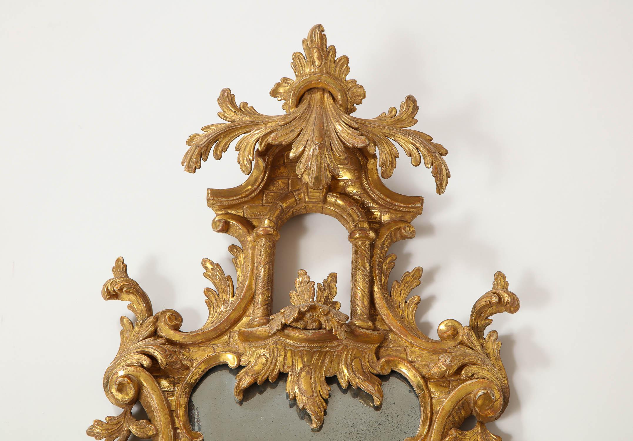 Paar englische Chinoiserie-Spiegel aus vergoldetem Holz mit Kerzenhaltern aus dem 18. Jahrhundert (Englisch) im Angebot