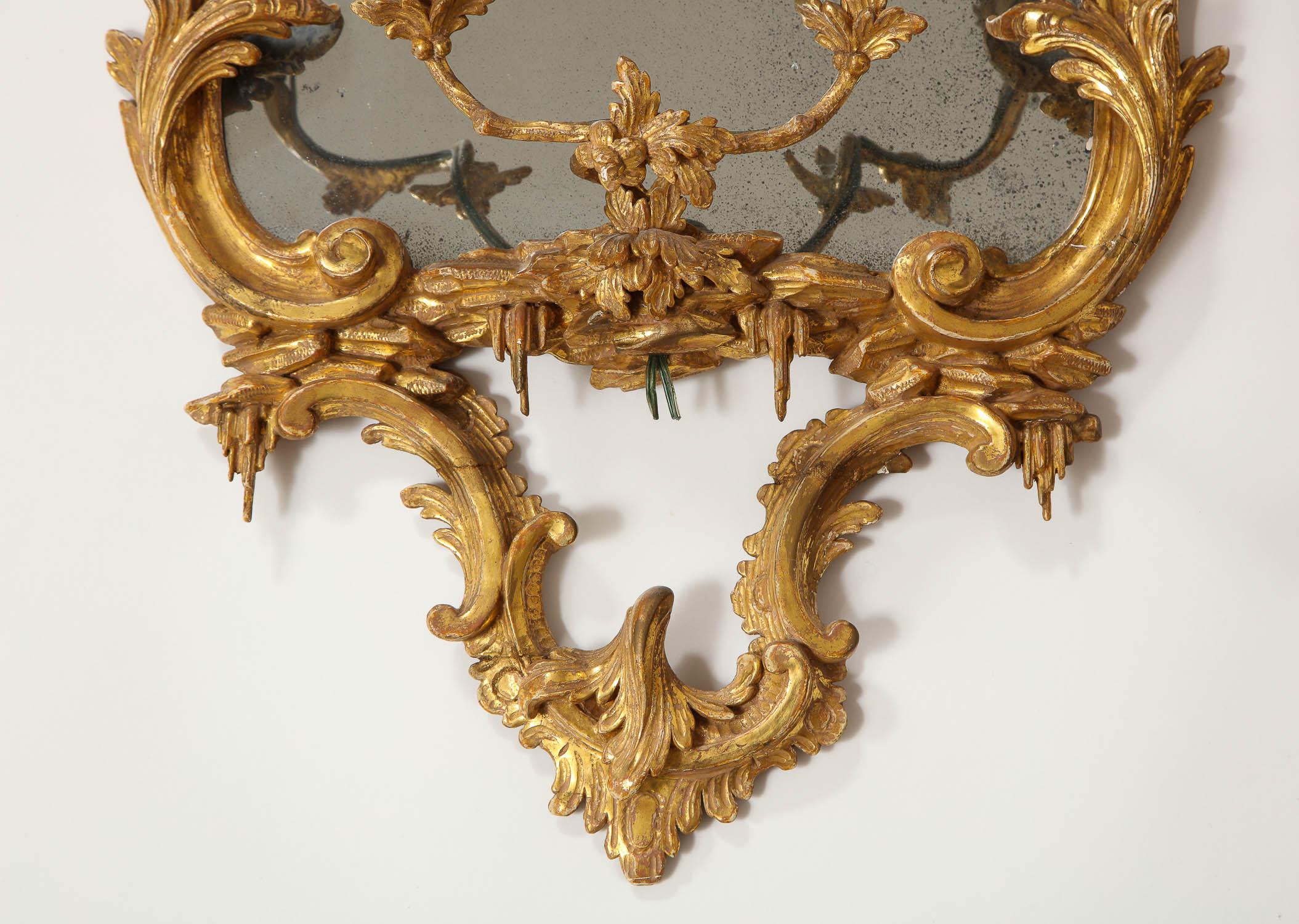 Paar englische Chinoiserie-Spiegel aus vergoldetem Holz mit Kerzenhaltern aus dem 18. Jahrhundert (Vergoldet) im Angebot