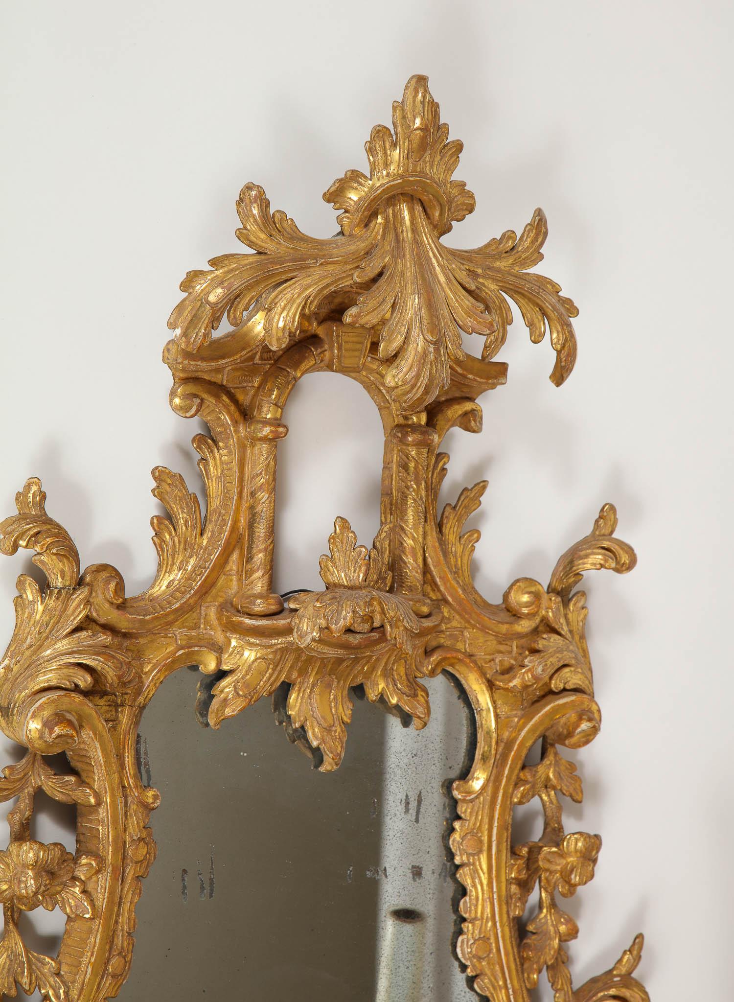 Paar englische Chinoiserie-Spiegel aus vergoldetem Holz mit Kerzenhaltern aus dem 18. Jahrhundert (Spätes 18. Jahrhundert) im Angebot