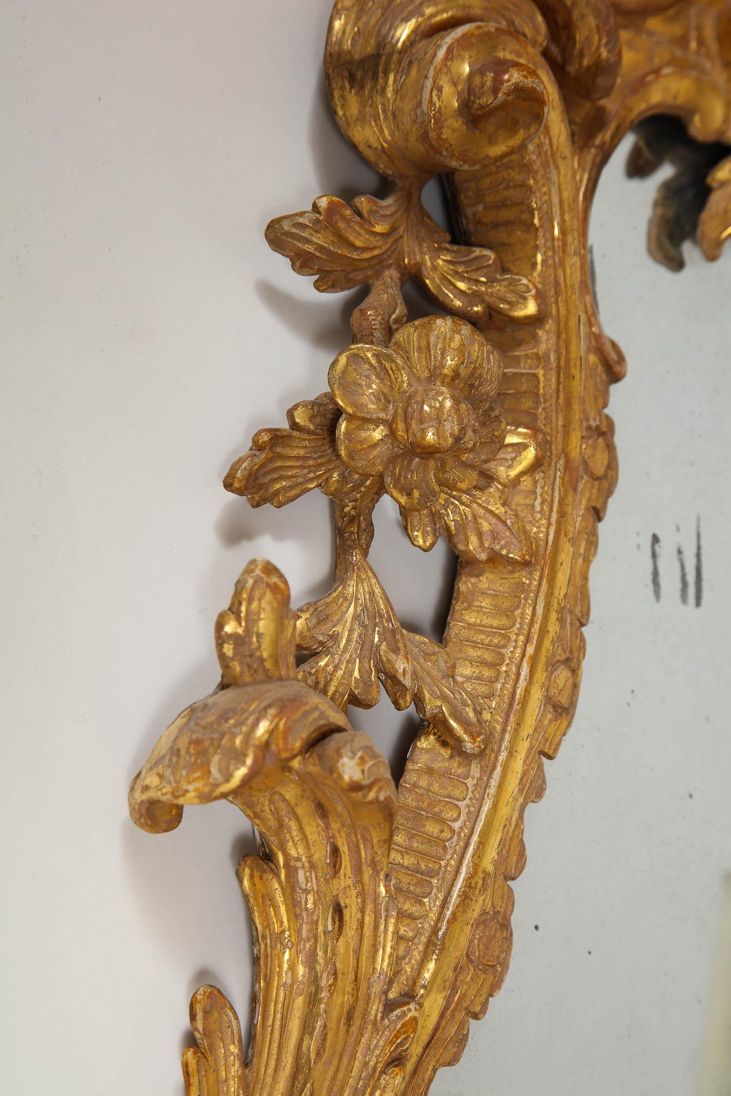 Paar englische Chinoiserie-Spiegel aus vergoldetem Holz mit Kerzenhaltern aus dem 18. Jahrhundert im Angebot 2