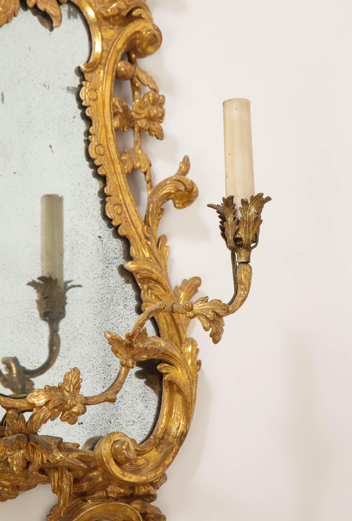 Paar englische Chinoiserie-Spiegel aus vergoldetem Holz mit Kerzenhaltern aus dem 18. Jahrhundert im Angebot 3