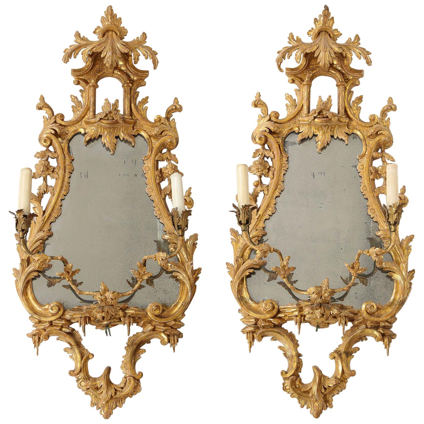 Paar englische Chinoiserie-Spiegel aus vergoldetem Holz mit Kerzenhaltern aus dem 18. Jahrhundert im Angebot