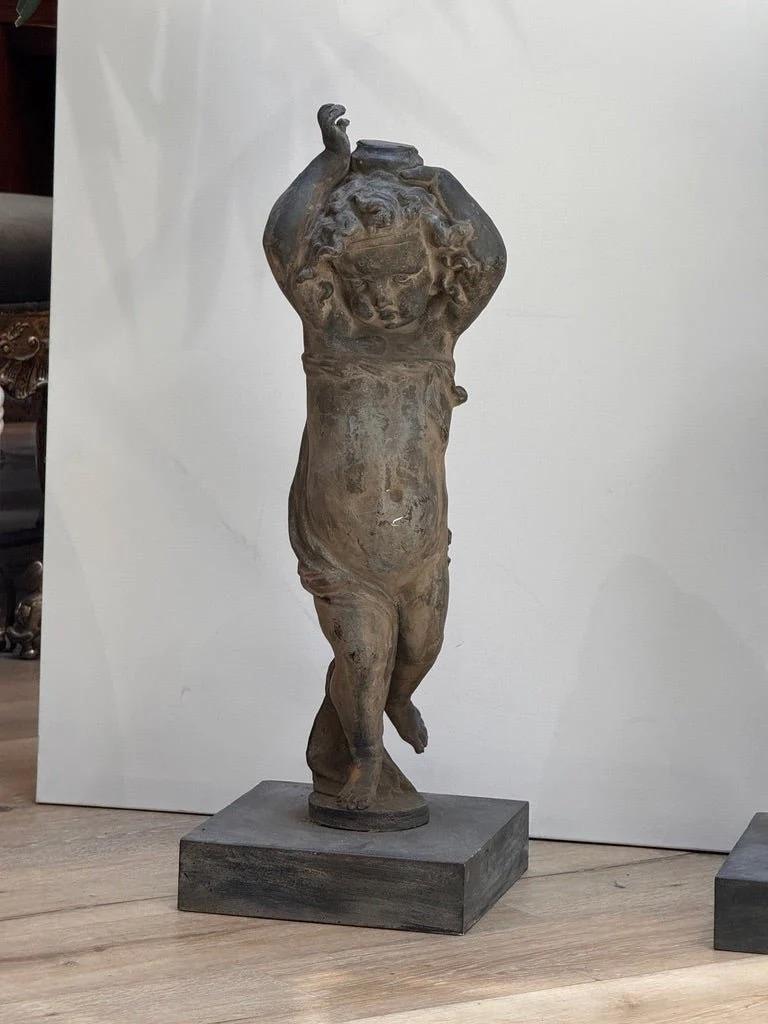 Coppia di putti in piombo inglesi del XVIII secolo In condizioni buone in vendita a Charlottesville, VA