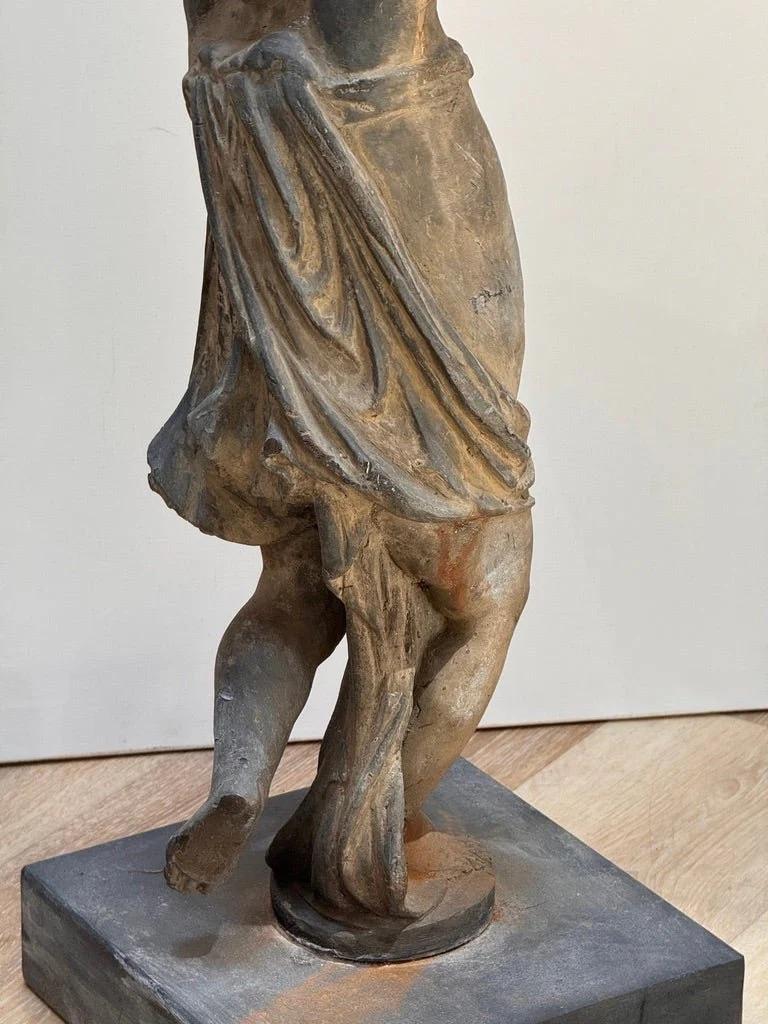 Coppia di putti in piombo inglesi del XVIII secolo in vendita 3