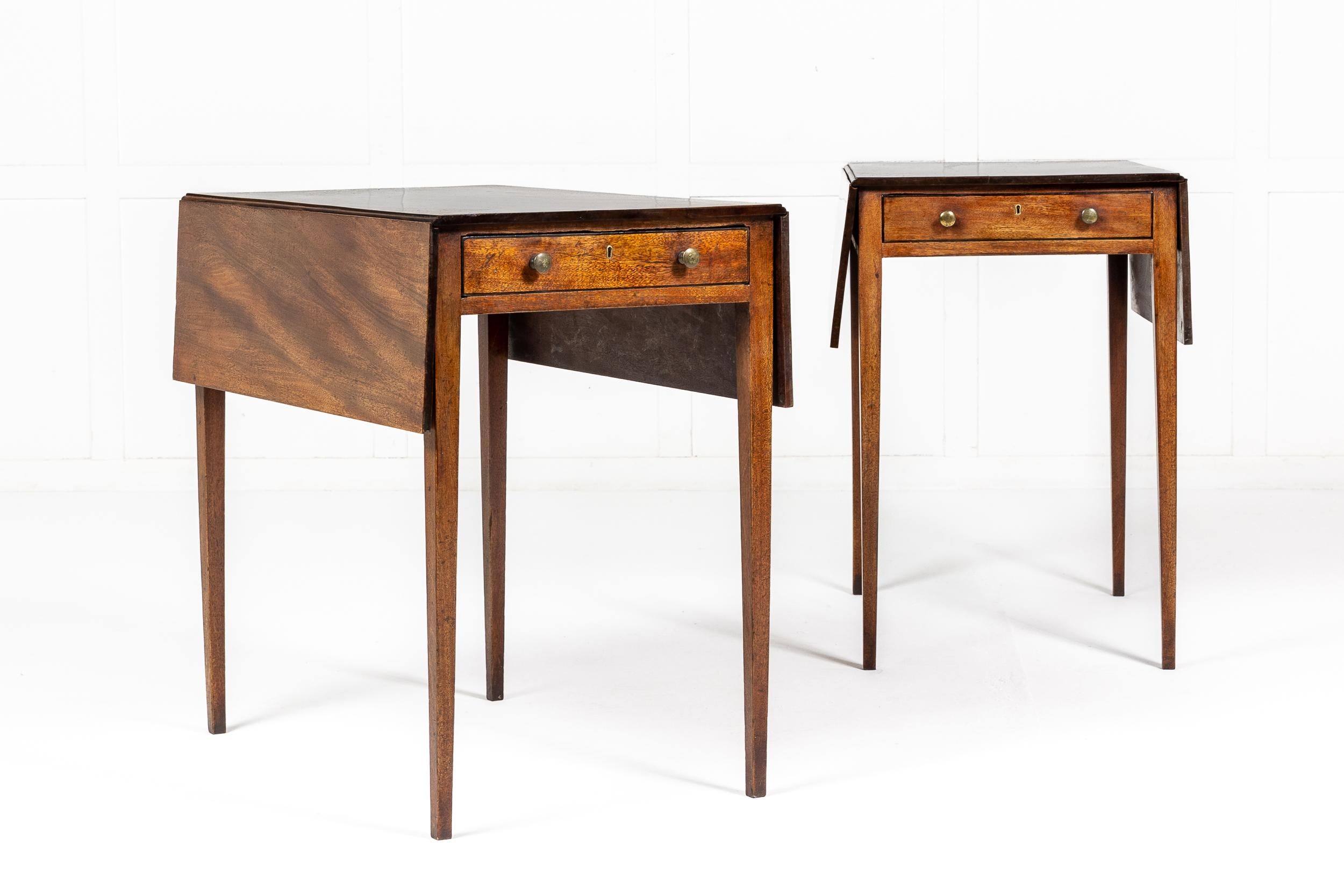 A rare pair of 18th century English mahogany Pembroke tables.
Having figured tops with two hinged flaps, that are supported when raised by curved brackets, above one frieze drawer with small brass pull handles. Raised on elegant square tapered