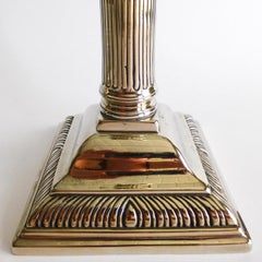 Coppia di candelieri inglesi del XVIII secolo con colonne corinzie in stile Paktong