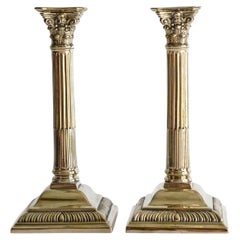 Coppia di candelieri inglesi del XVIII secolo con colonne corinzie in stile Paktong