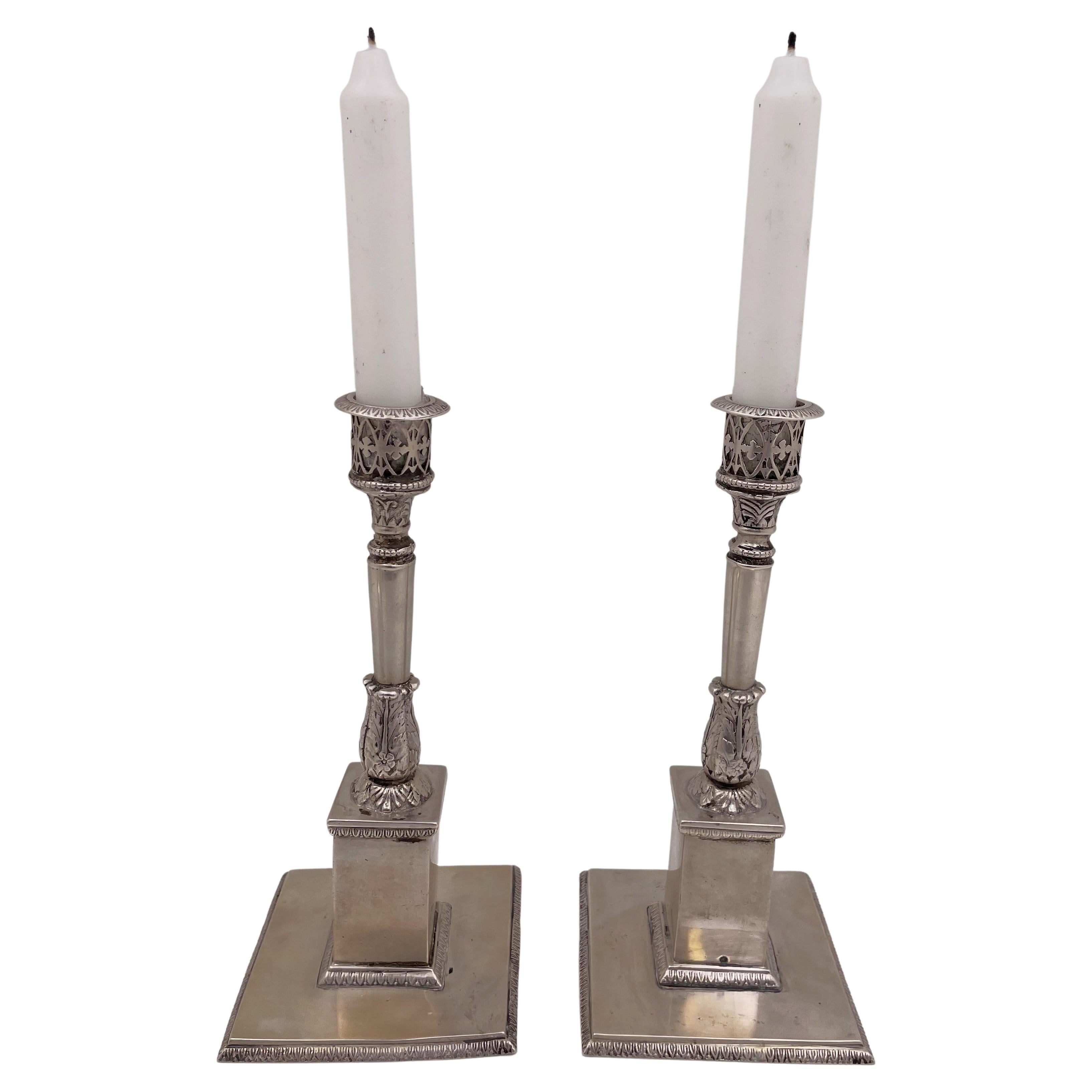Paar europäische Silber-Kerzenständer aus dem 18. Jahrhundert