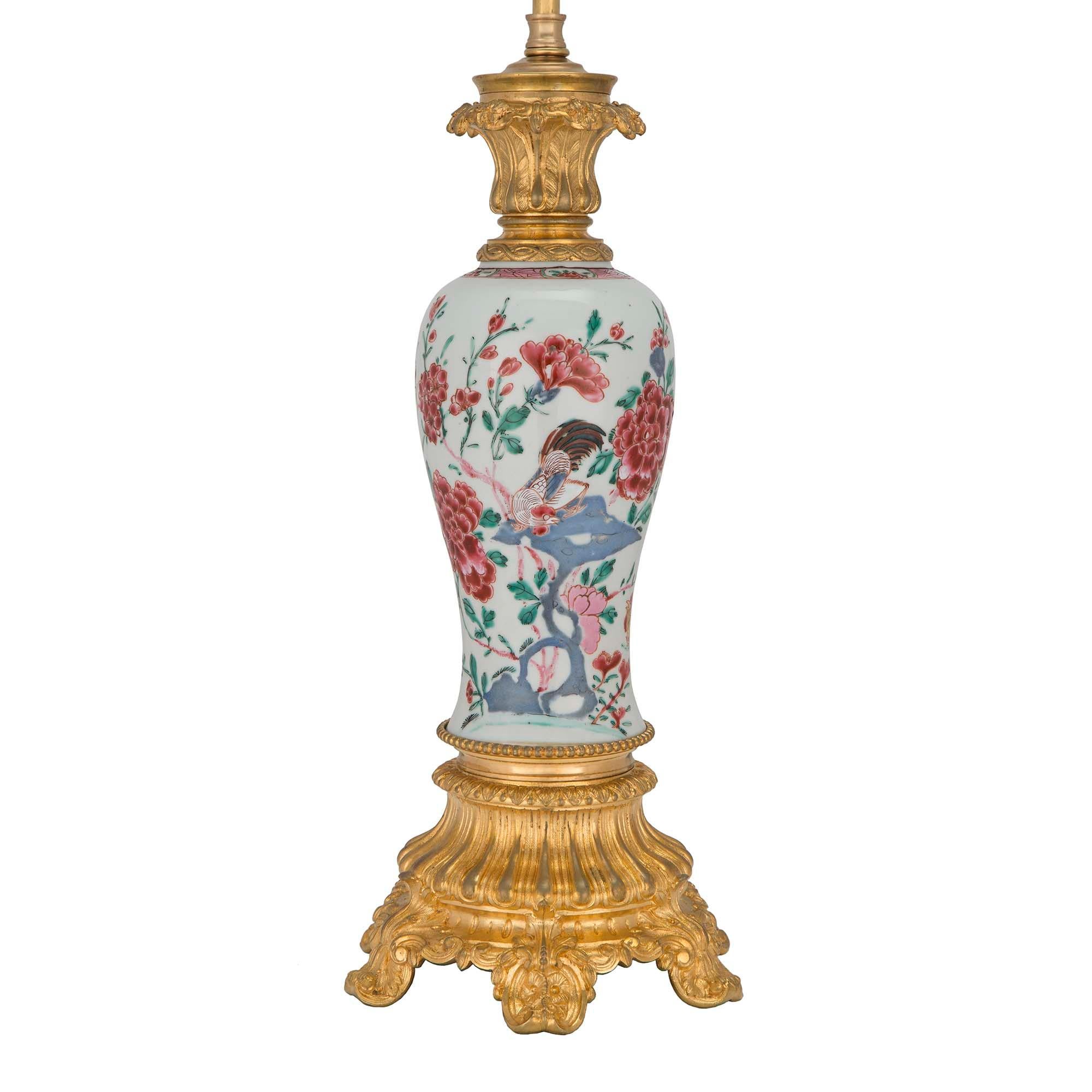XVIIIe siècle et antérieur Paire de lampes à vase en porcelaine Famille Rose du 18ème siècle en vente