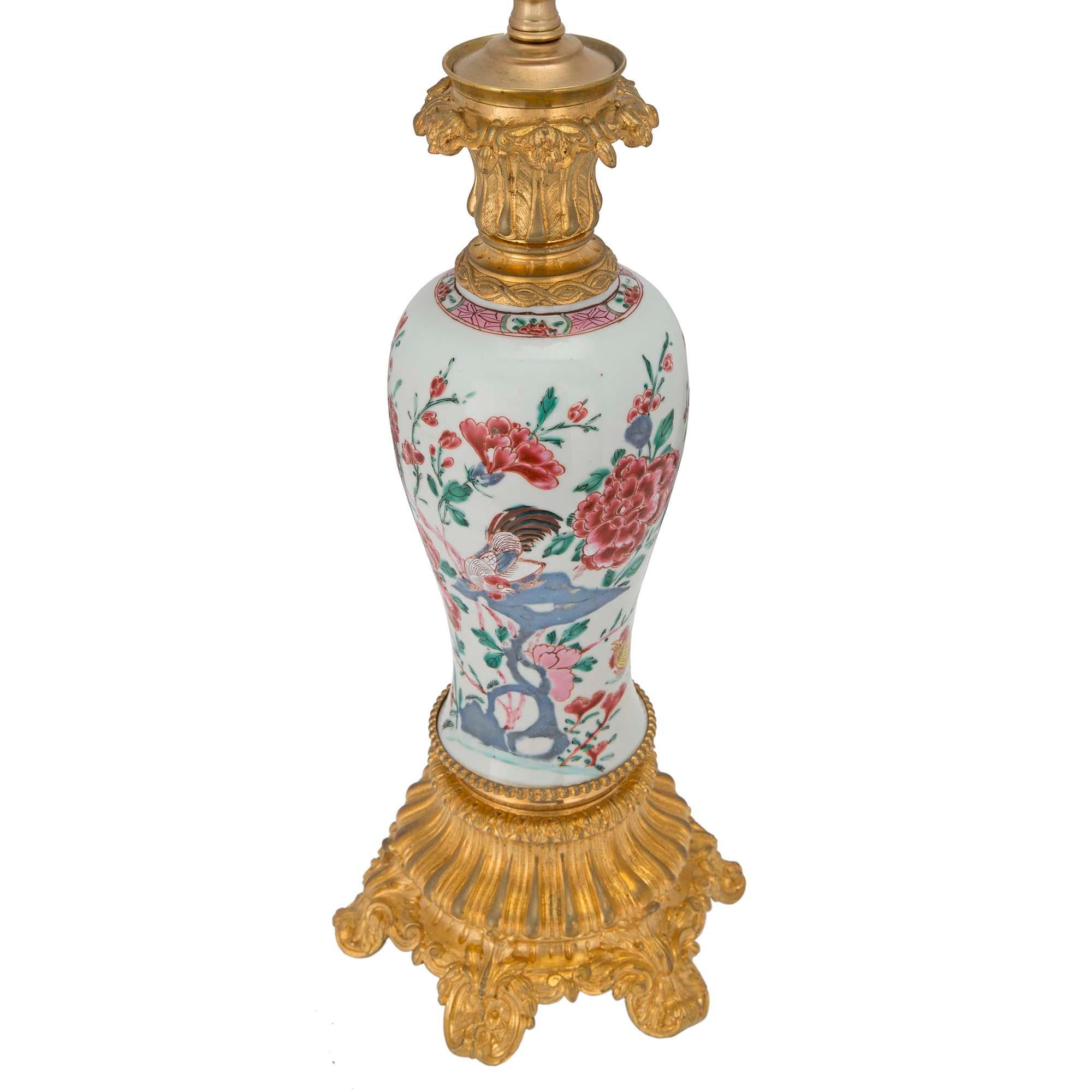 Porcelaine Paire de lampes à vase en porcelaine Famille Rose du 18ème siècle en vente